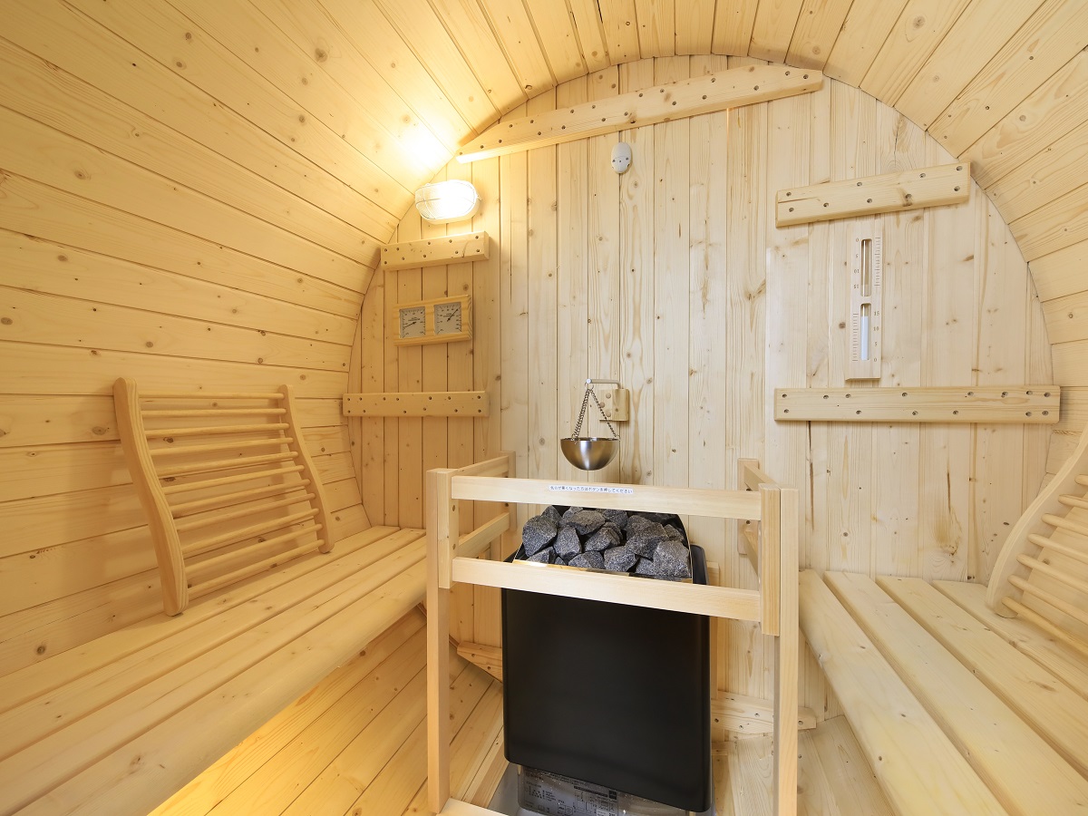 サウナ室のなかは定員2名の広さ。セルフロウリュも可能