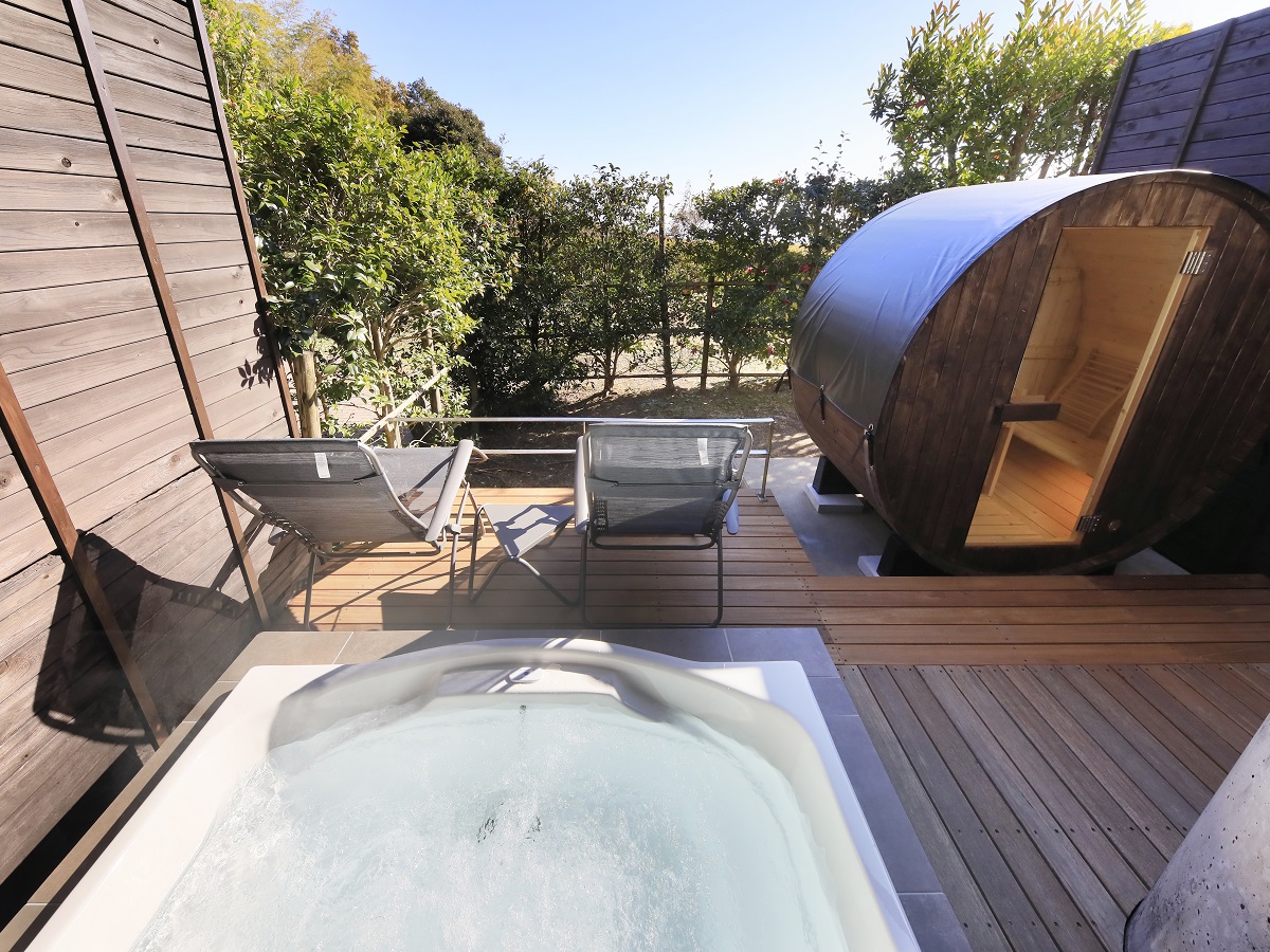 テラスにはととのいチェアを用意。サウナと水風呂と外気浴でくつろげる