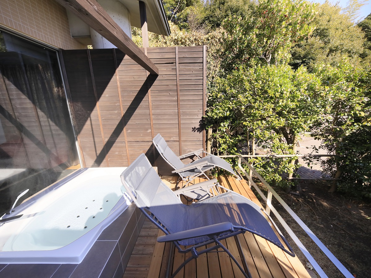 テラスにはととのいチェアを用意。サウナと水風呂と外気浴でくつろげる