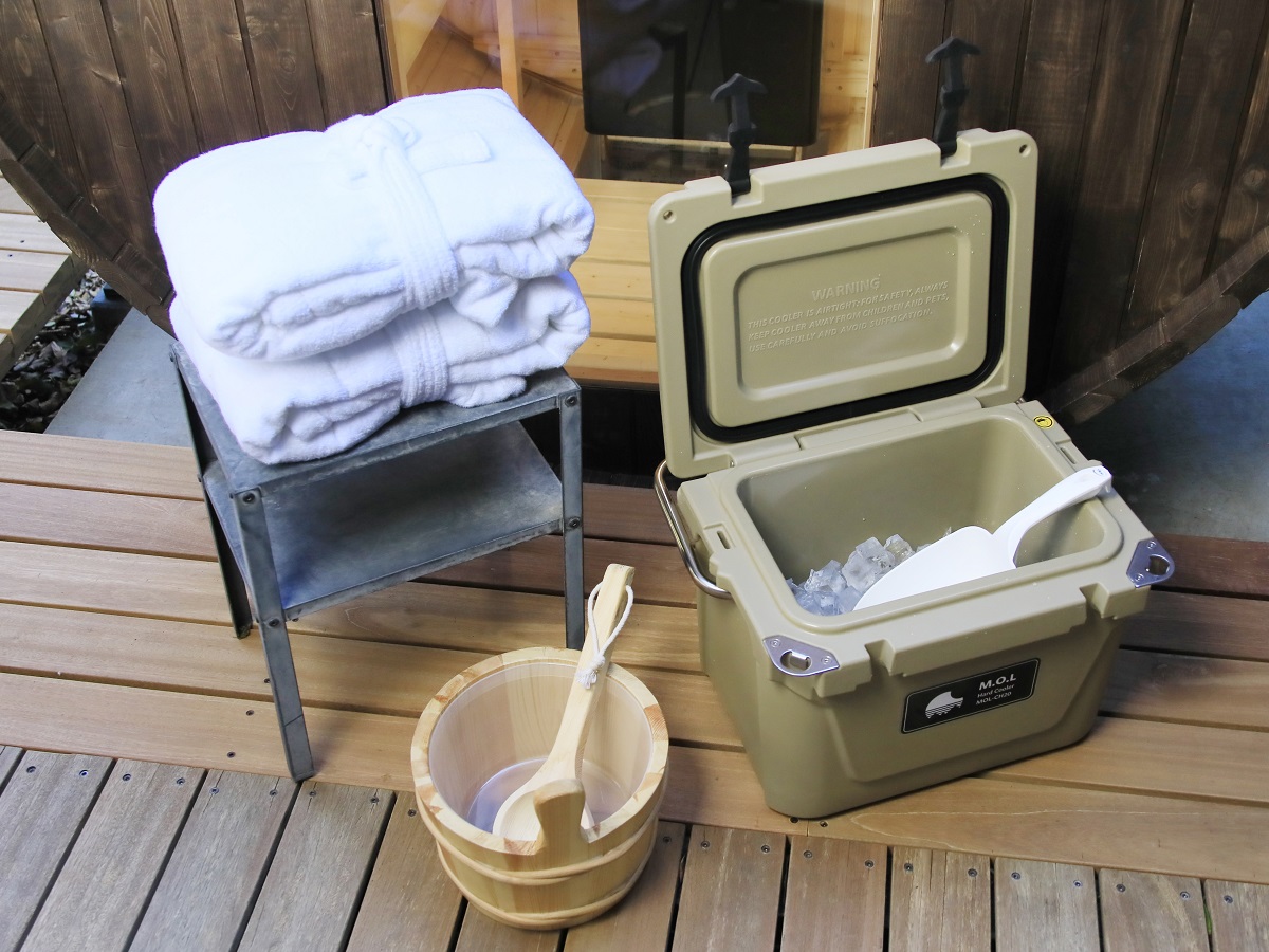 サウナ室のなかは定員2名の広さ。セルフロウリュも可能