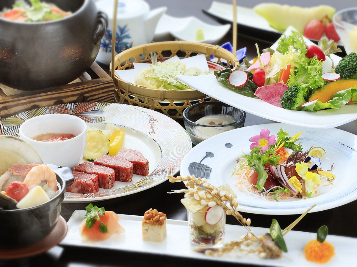 夕食は旬の食材をたっぷり使用した創作和食のスタンダード会席