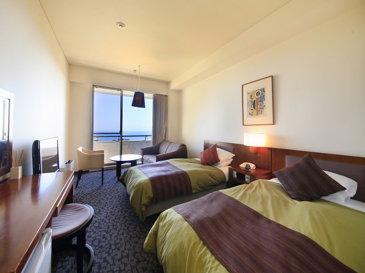 サウナ・露天風呂付き新客室は広さ45m<span class="em sup">2</span>の和洋室。セミダブルのシモンズベッドを2台配する