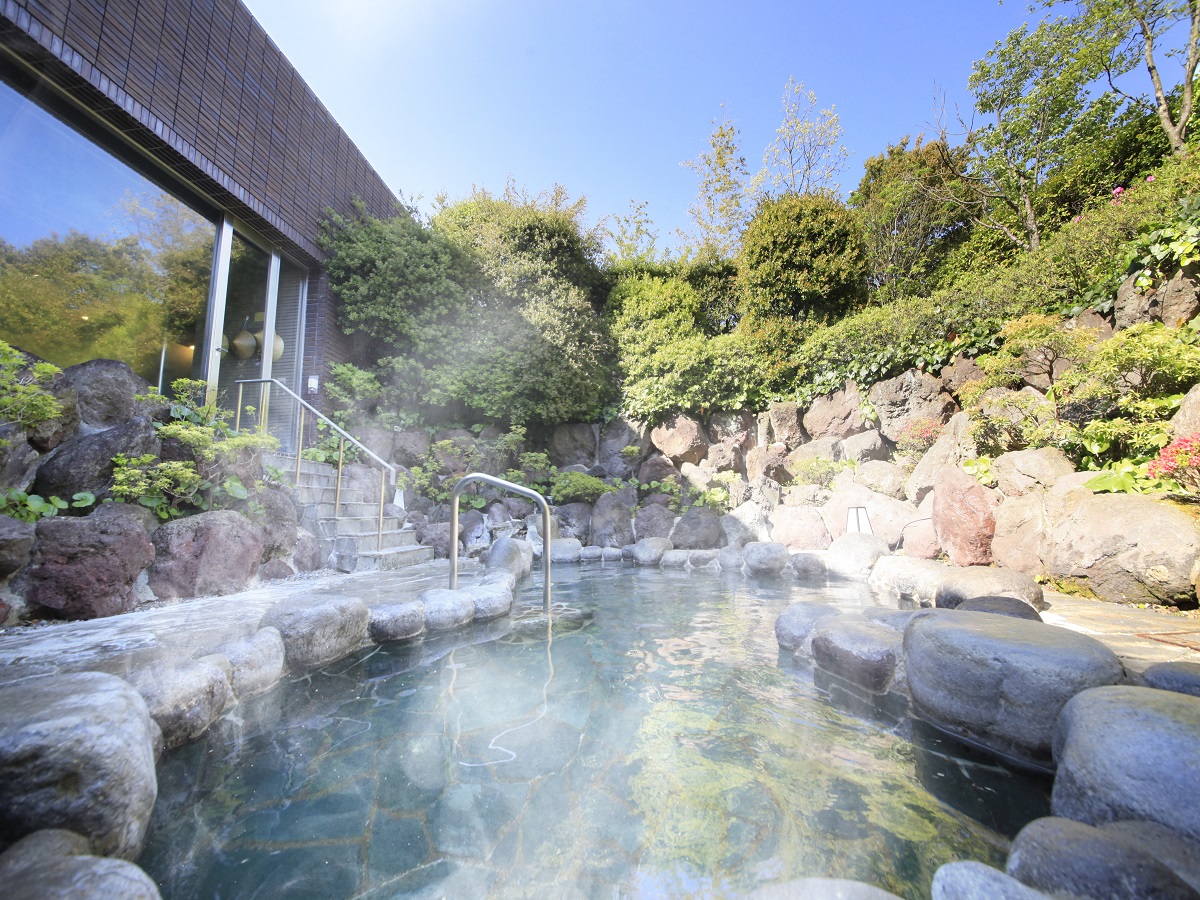 熱海伊豆山温泉を堪能できる大浴場。大内湯と露天風呂が備わる