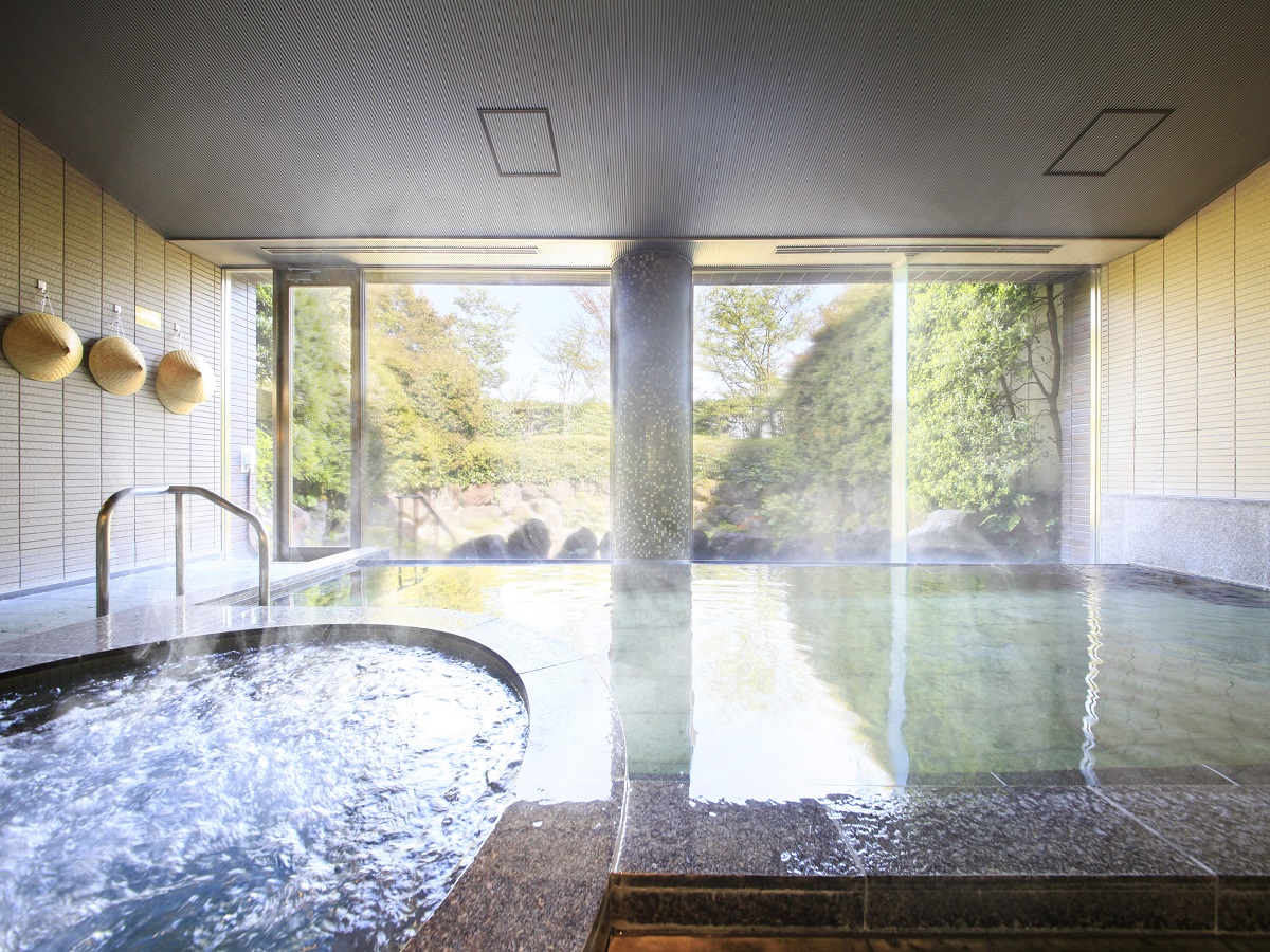 熱海伊豆山温泉を堪能できる大浴場。大内湯と露天風呂が備わる