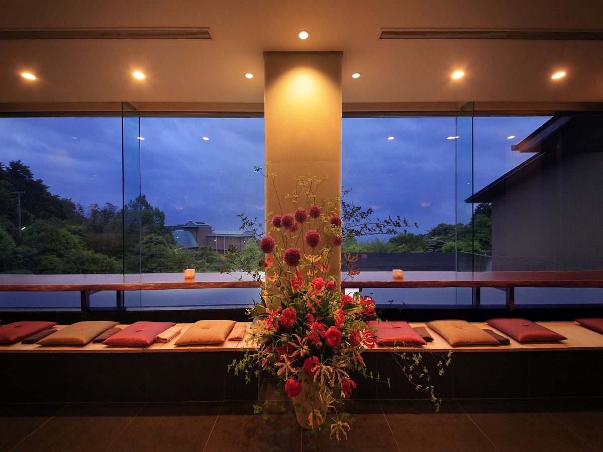 ロビーには足湯カフェ。壁一面の大きな窓からパノラマビューを望む