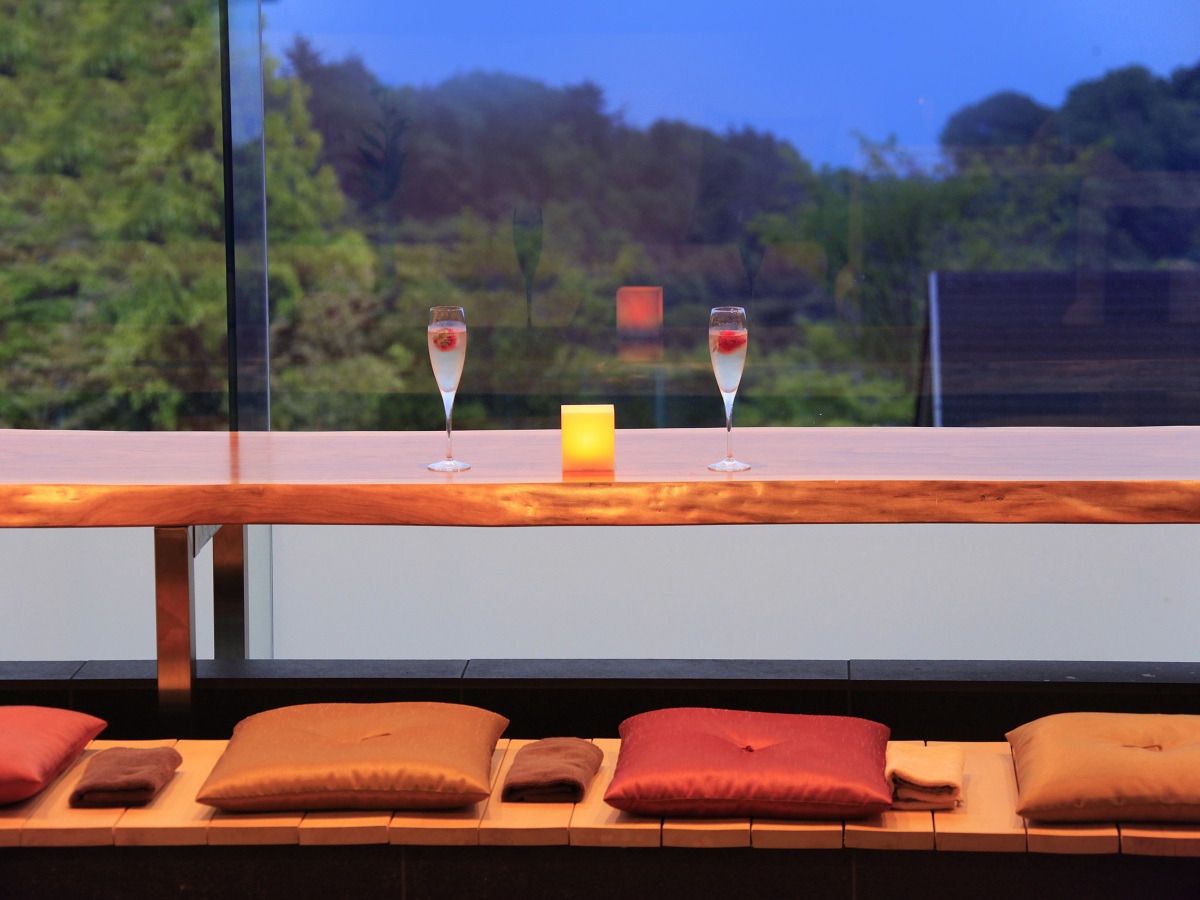 ロビーには足湯カフェ。壁一面の大きな窓からパノラマビューを望む