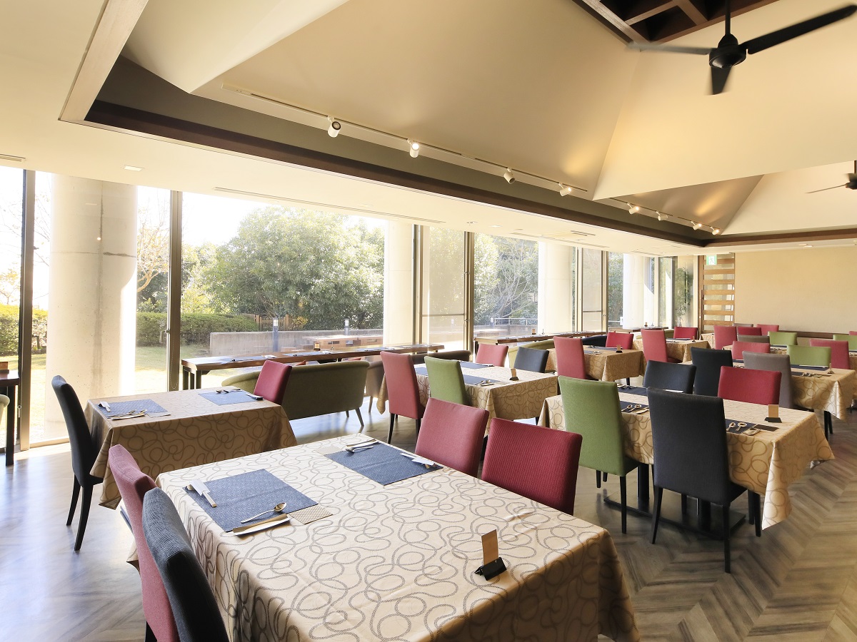 夕食・朝食会場となる「鉄板ダイニング 響」。記念日やお祝いにも