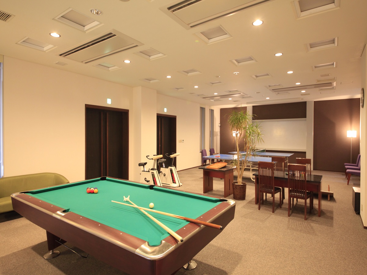 ビリヤードや卓球、ボードゲームなどを無料で楽しめる「プレイルーム」