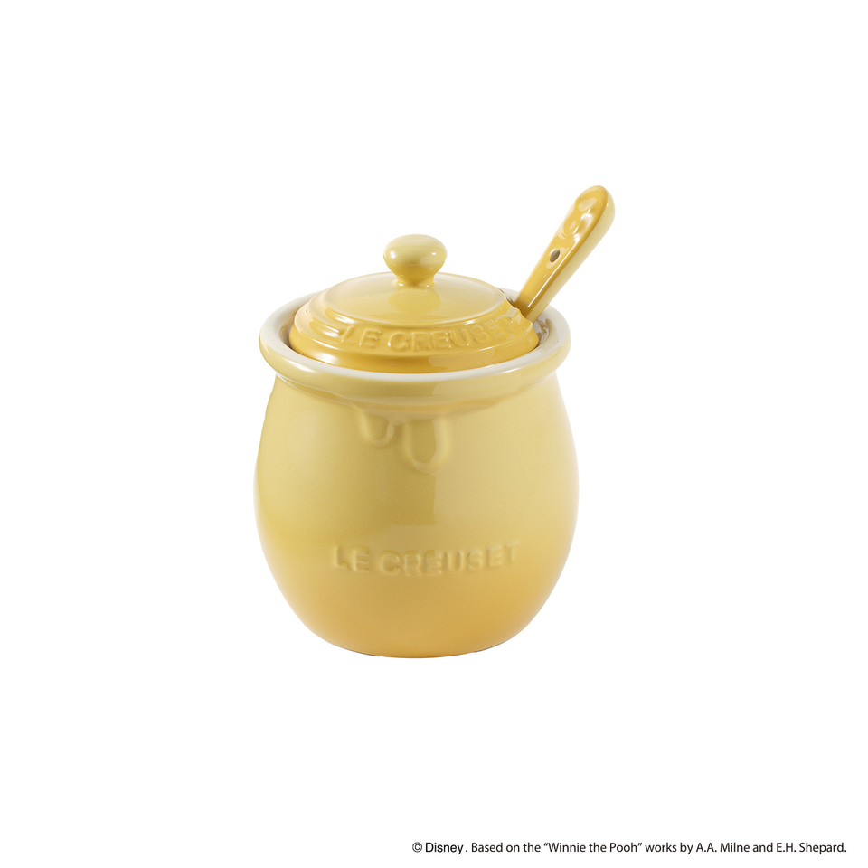 ル・クルーゼ、くまのプーさんデザインの新コレクション発表。100