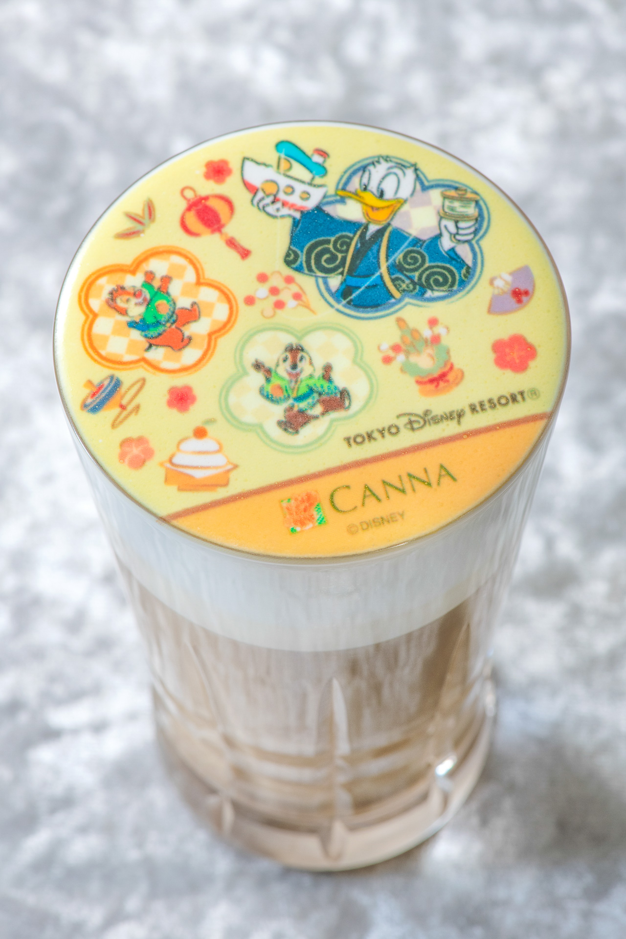 新年デザインの「マジカルアートドリンク（コーヒーリキッド、ミルク、ホイップ）」もポイント