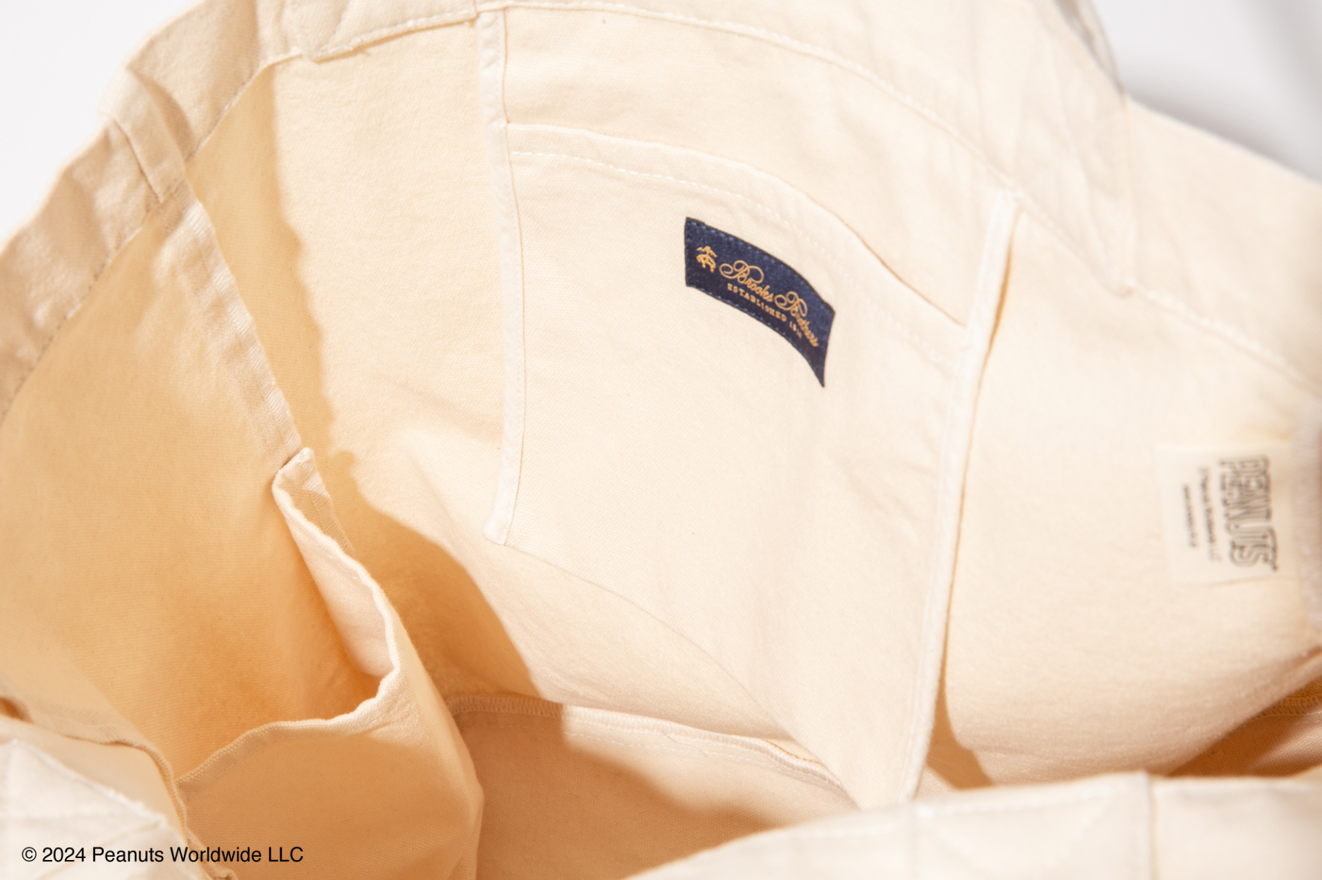 「ブルックス ブラザーズ×PEANUTS キャンバス トートバッグ」。サイズは38×12cm×38cm（幅×奥行×縦）