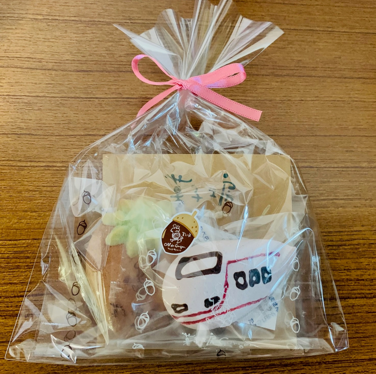 記念品の1つである「いちごスペーシア焼き菓子セット」