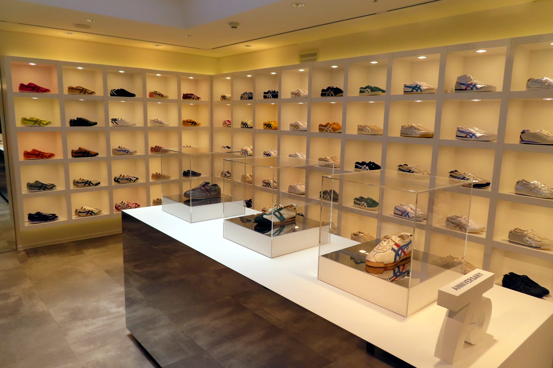 地下1階は「MEXICO 66」の展示・販売ゾーン