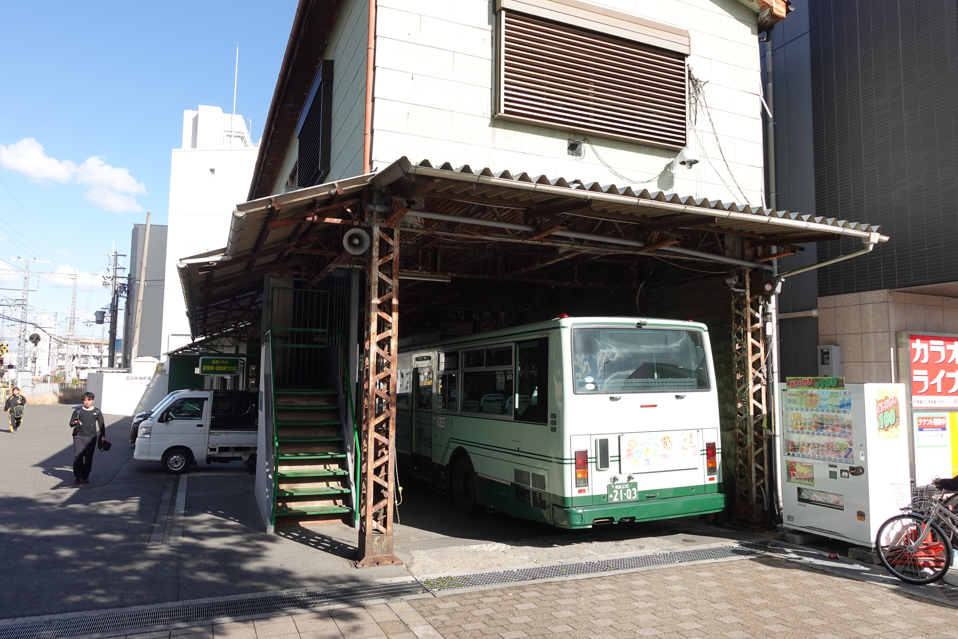 金剛バス本社社屋。近鉄南大阪線・富田林駅前にある