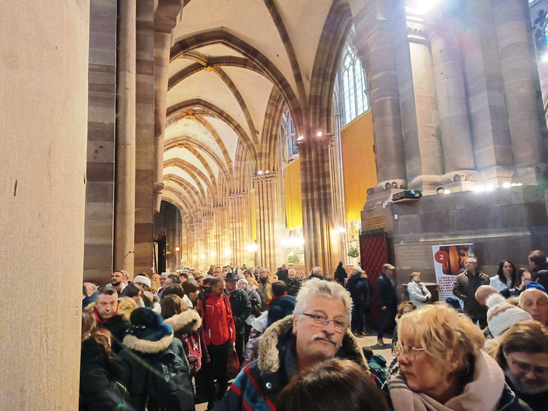 時計前の場所を確保したところで振り返るとこの人！