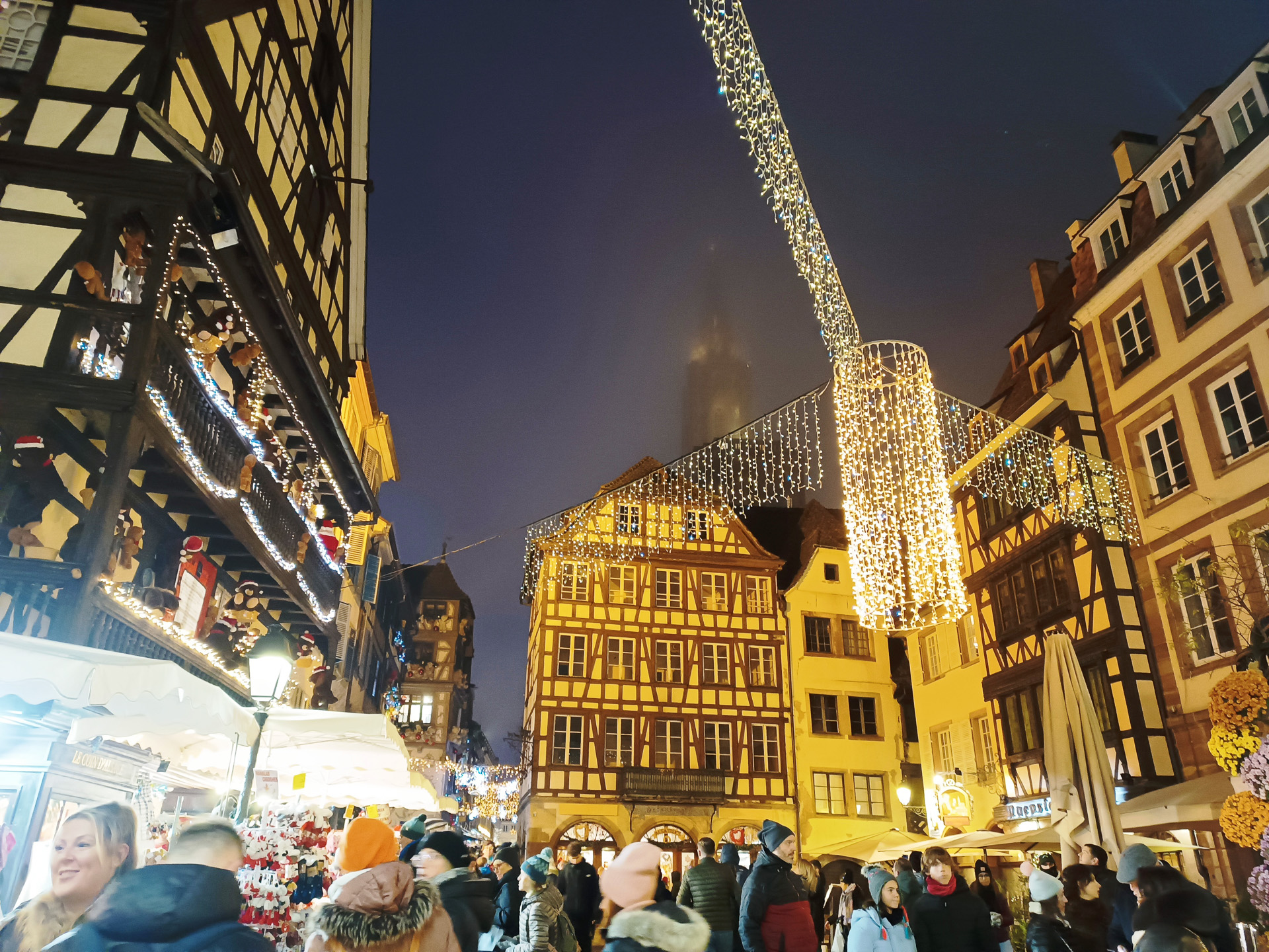 日が暮れると町はまた違う美しさに