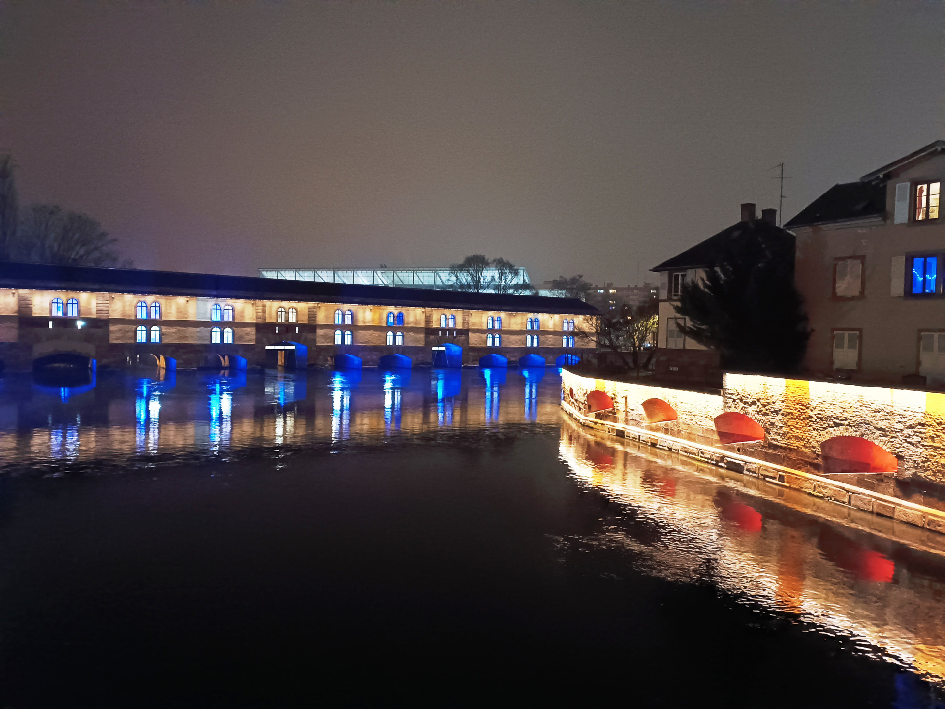 日が暮れると町はまた違う美しさに