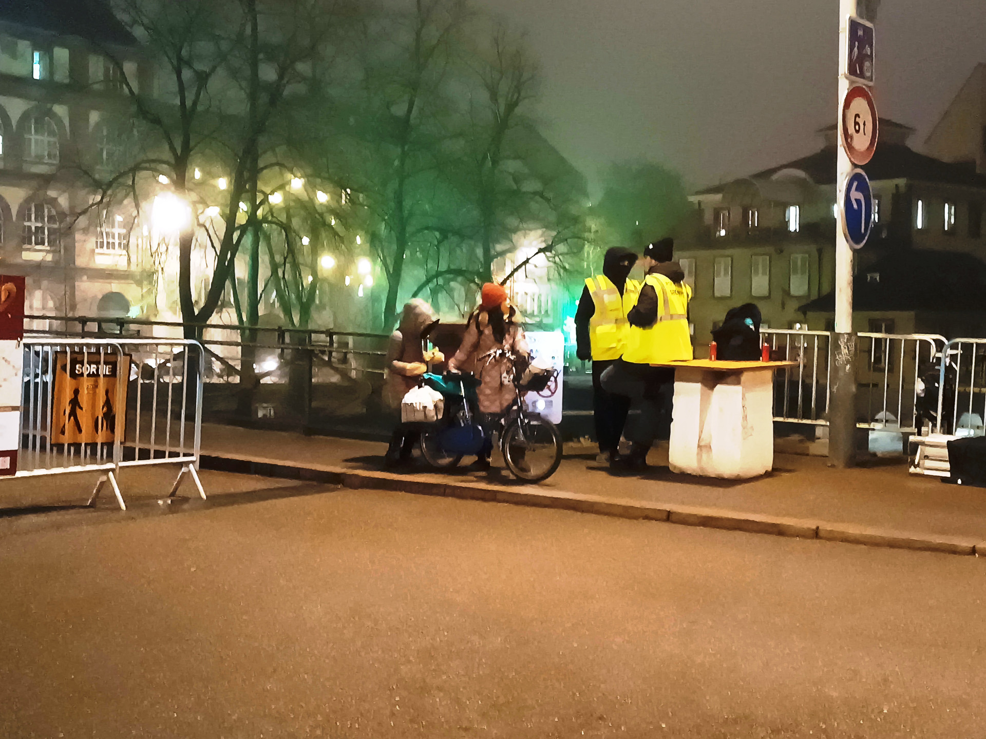 数年前のこの時期に銃撃事件が起こったためだと思いますが、旧市街に入るためには荷物チェックが