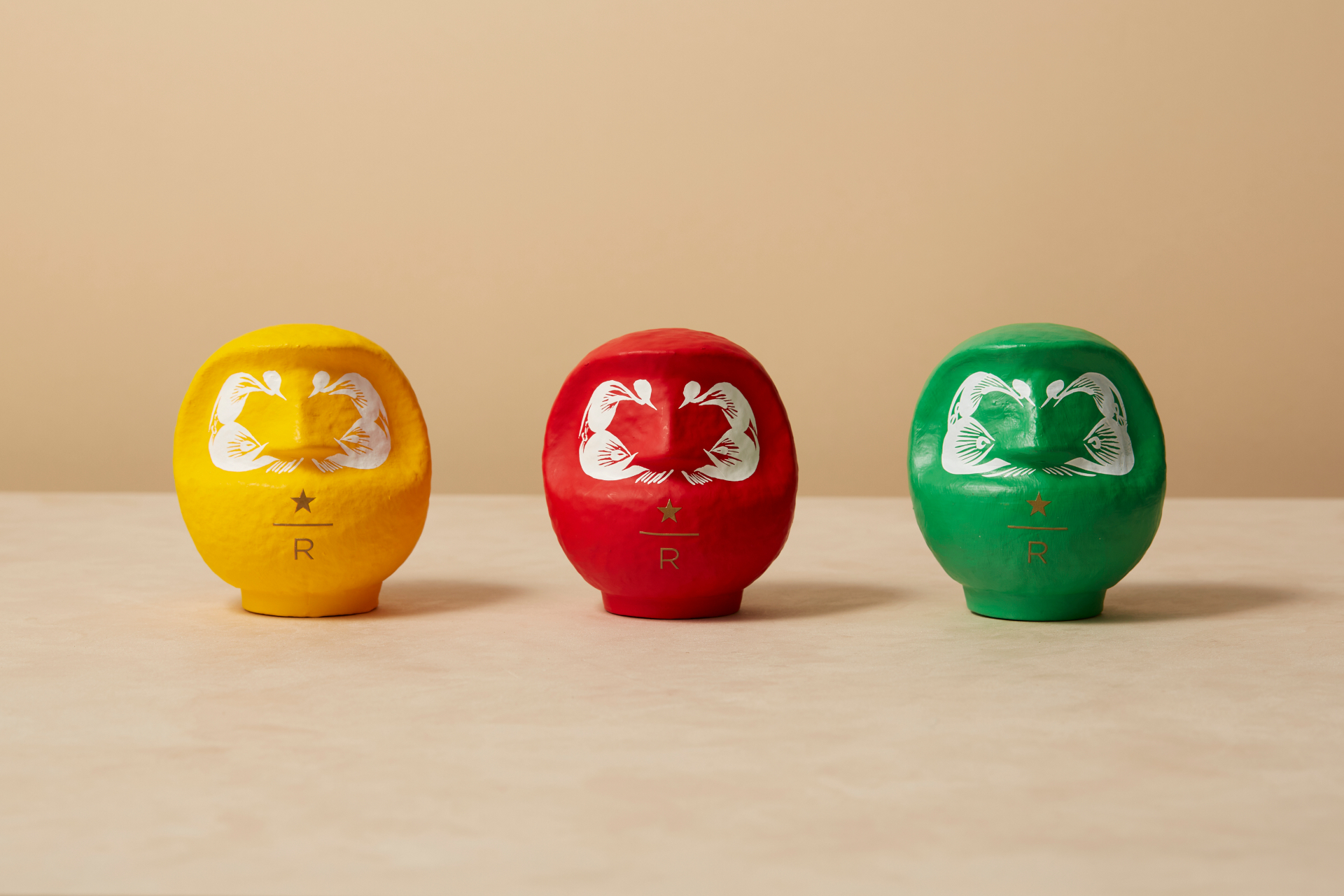 エチオピアのコーヒー文化にちなんだ3色のだるま