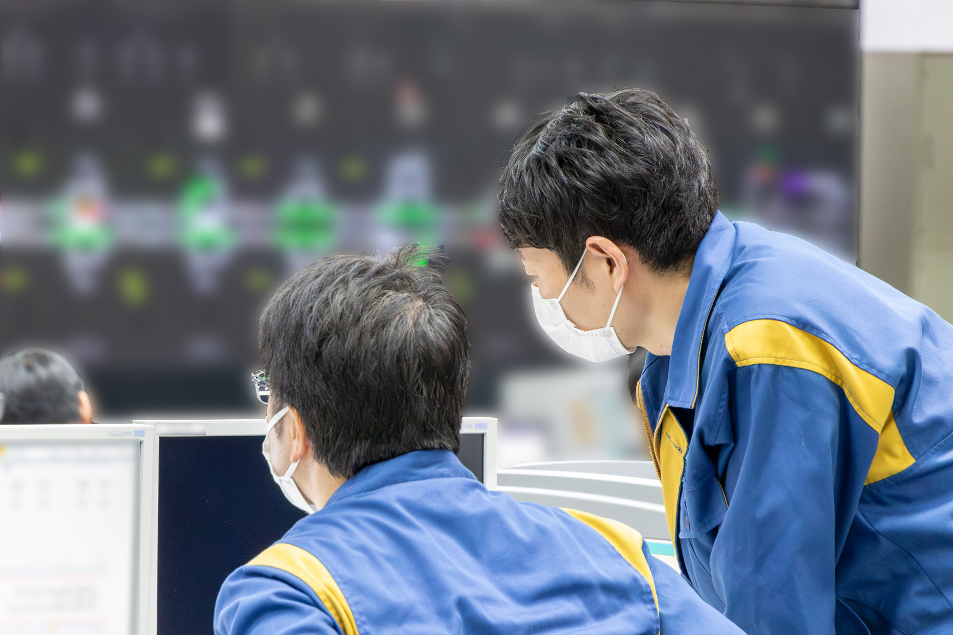 刻々と変わる列車の運行状況を多くの指令員が常に監視している