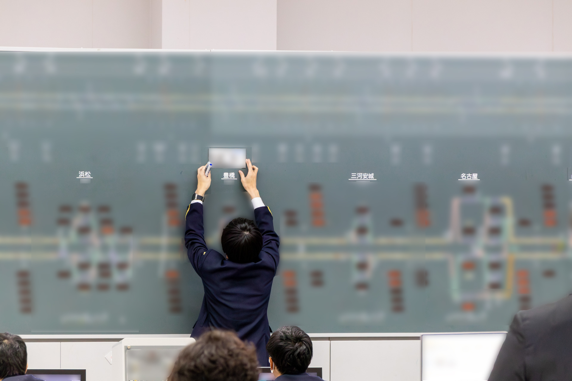 連絡事項や制限などの指示を記したボードを総合表示盤に貼り付け、情報を即座に共有する