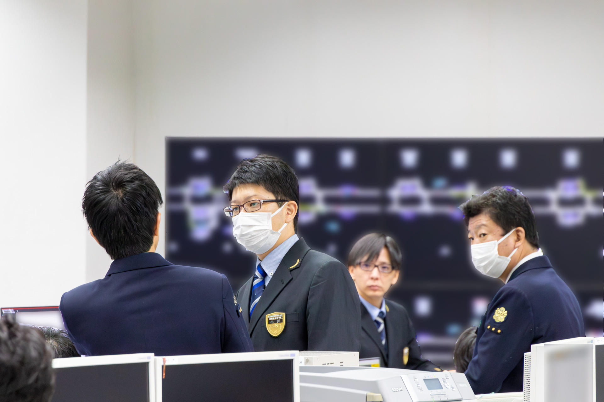 緻密なダイヤの定時性と運行の安全性を保つため、指令所内は常に緊張感が漂っている