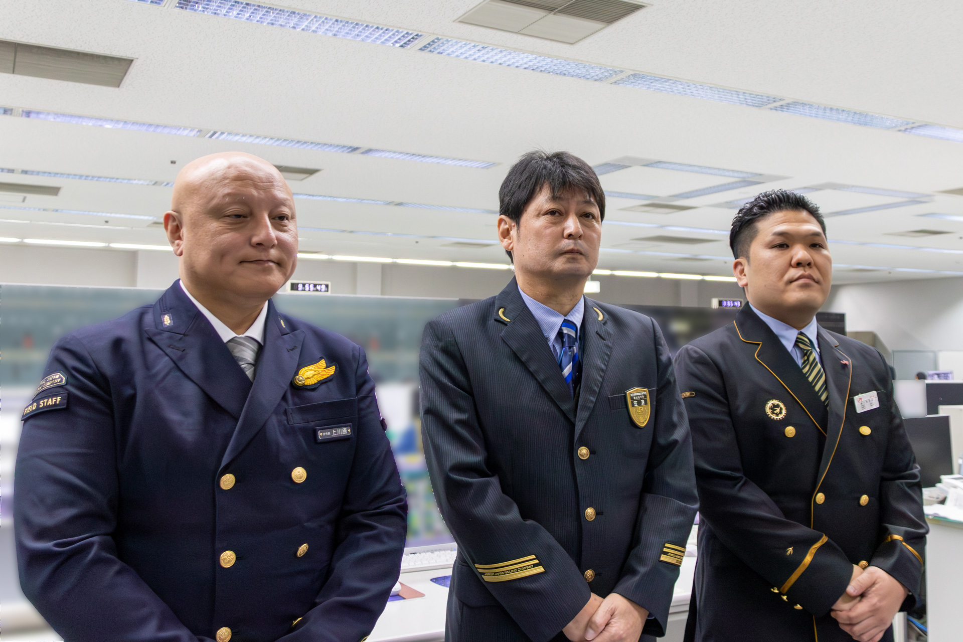 左から、JR東海 新幹線鉄道事業本部 運輸営業部輸送課 輸送指令長 上川原功祥氏、JR西日本 山陽新幹線統括本部 東京新幹線総合指令所 総括指令長 笠浪正彦氏、JR九州 鉄道事業本部運行管理部 東京新幹線指令 東京総括指令長 田中秀幸氏