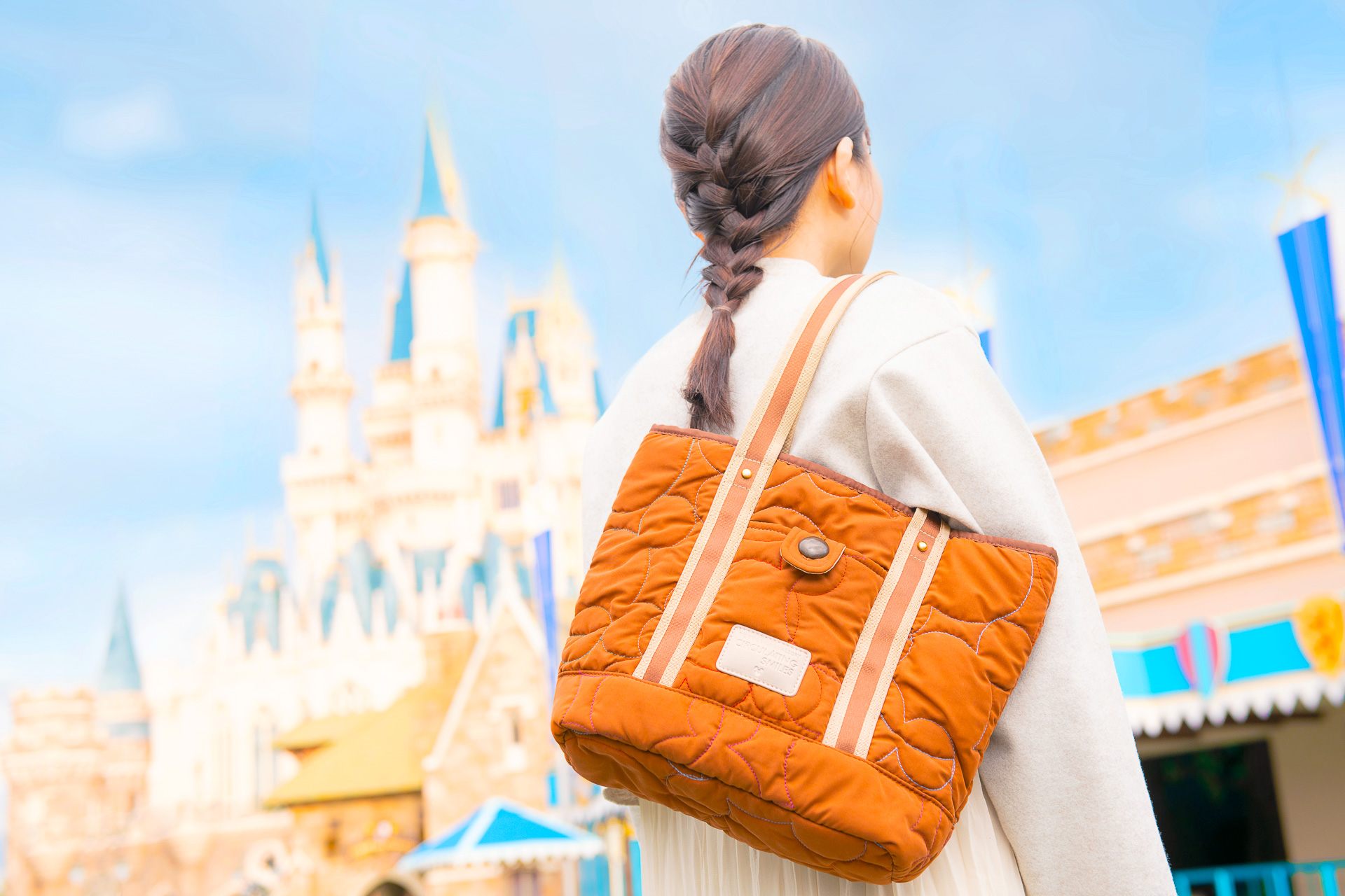 「東京ディズニーリゾート・サーキュレーティングスマイル」の新作は冬コートを使ったショルダー＆トート