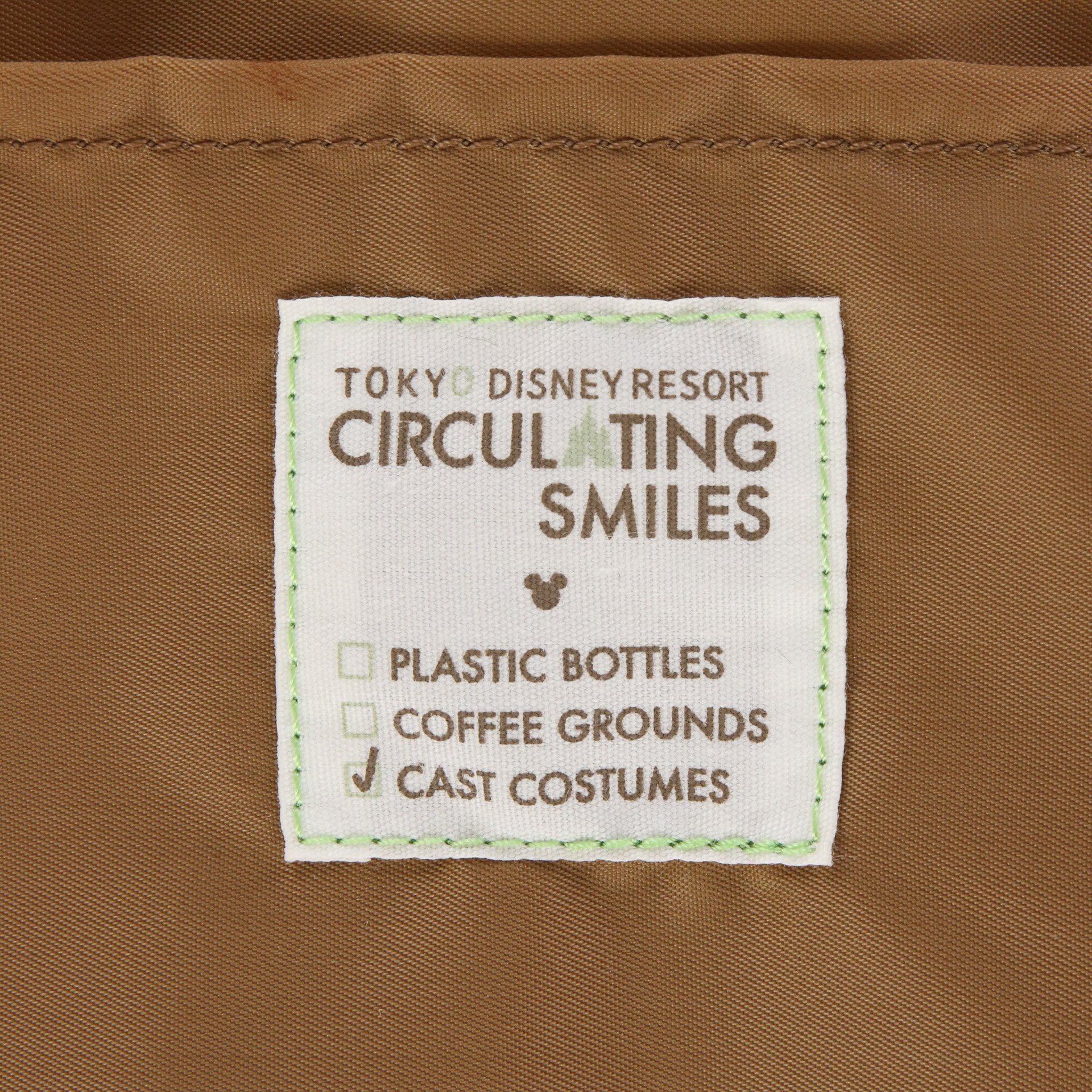 アップサイクルを証明するタグ付き。本体サイズは約17×22×7cm（高さ×幅×マチ）