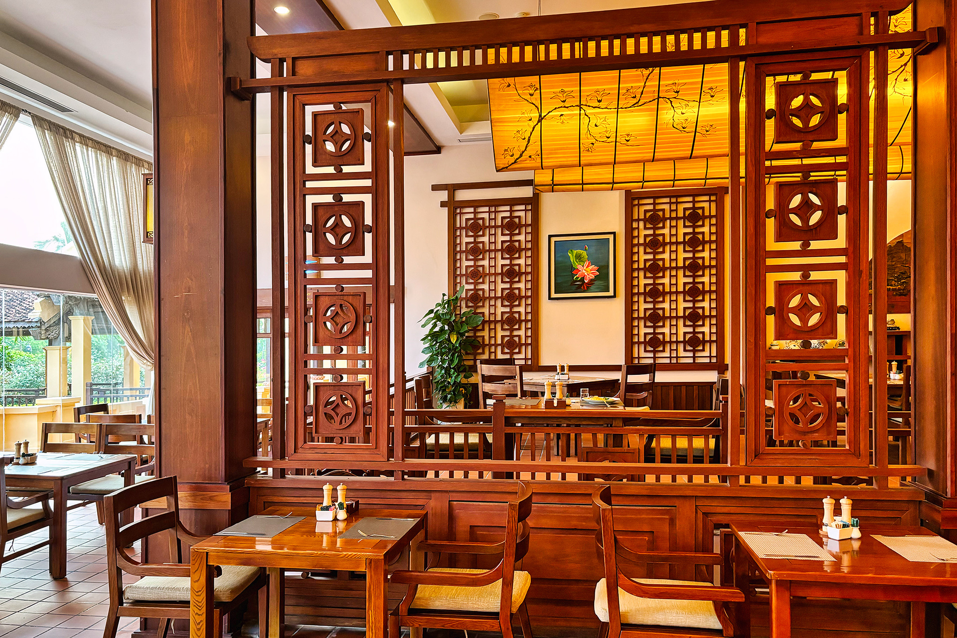 メニューも豊富、レストラン内の雰囲気もとてもよい「エメラルダ ニンビン リゾート」の朝食ビュッフェ