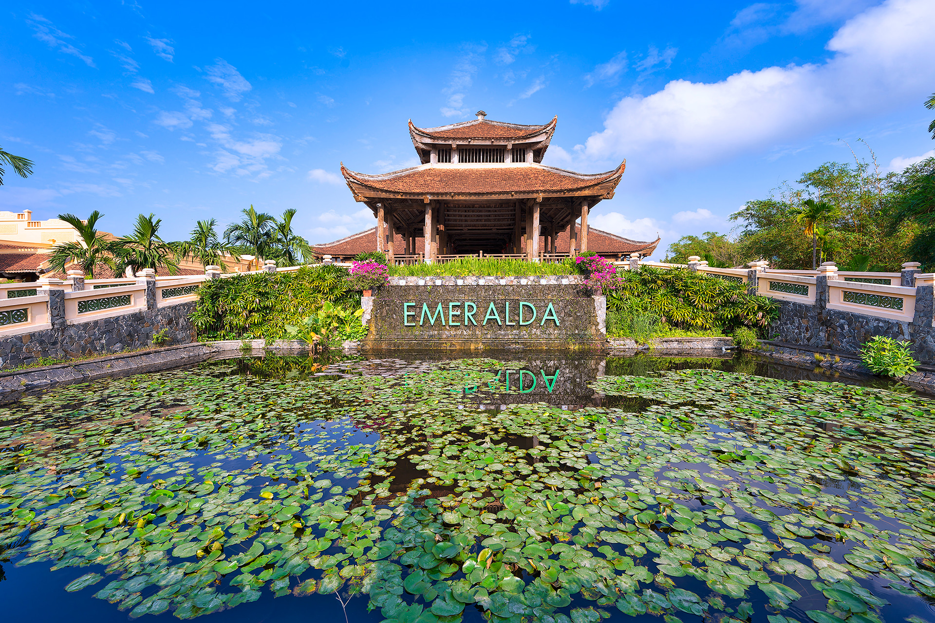 あまりに天気がよかったのでもう一度ホテルエントランスの外観を写真に撮ってしまった