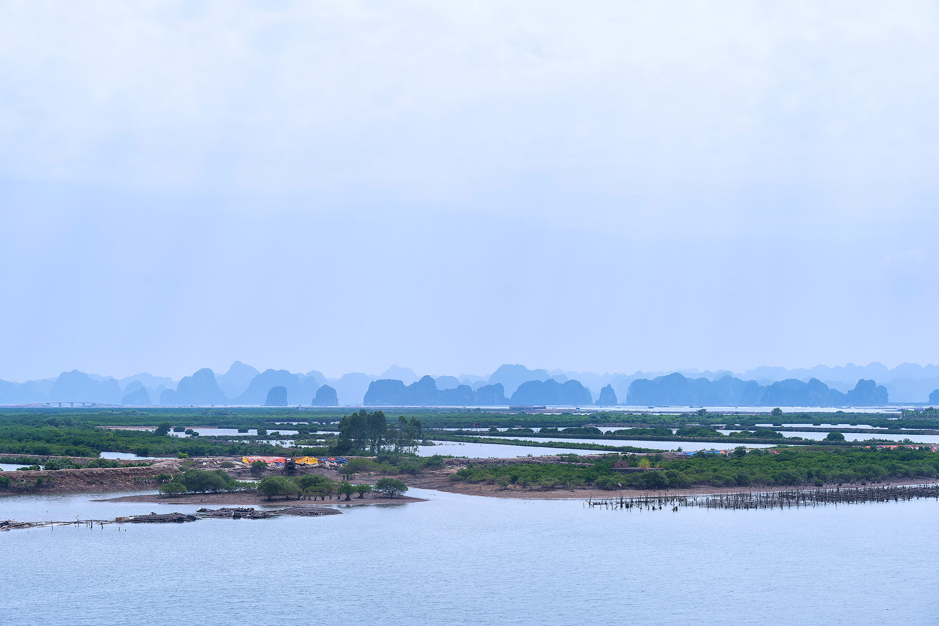 バスの車窓から見えてきたハロン湾。すでに水墨画のような独特な雰囲気を漂わせている