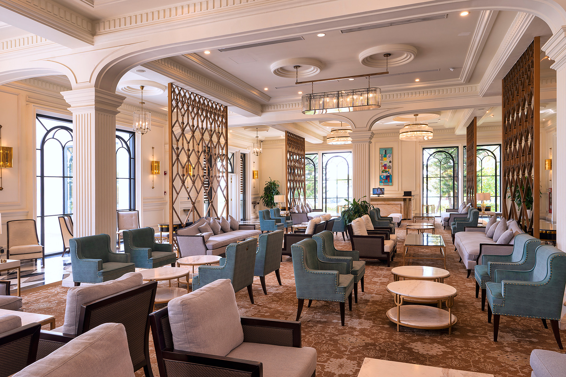 陸地（街）側のウェルカムフロント施設からして豪華絢爛。ウェルカムドリンクまで出てきました