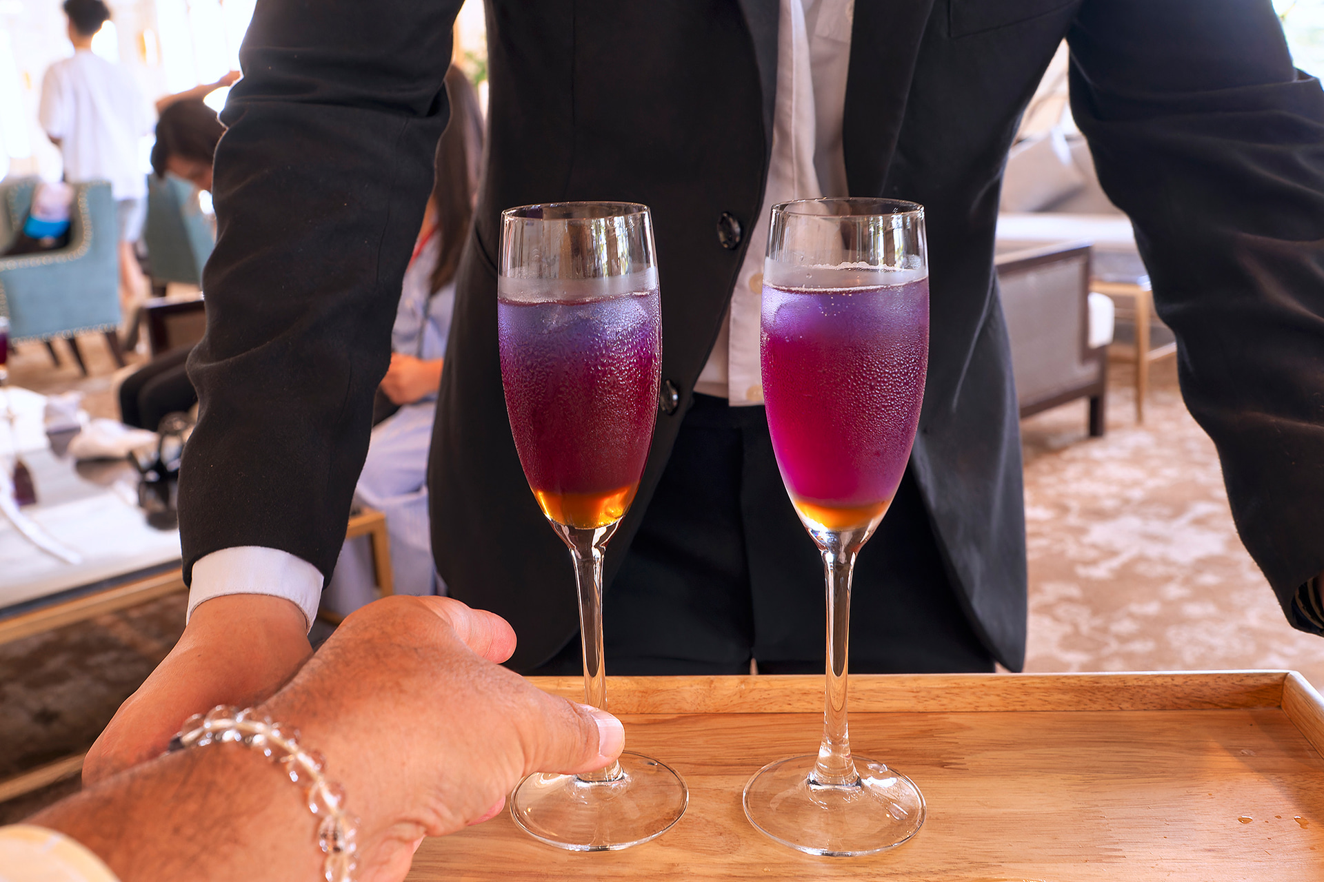 陸地（街）側のウェルカムフロント施設からして豪華絢爛。ウェルカムドリンクまで出てきました