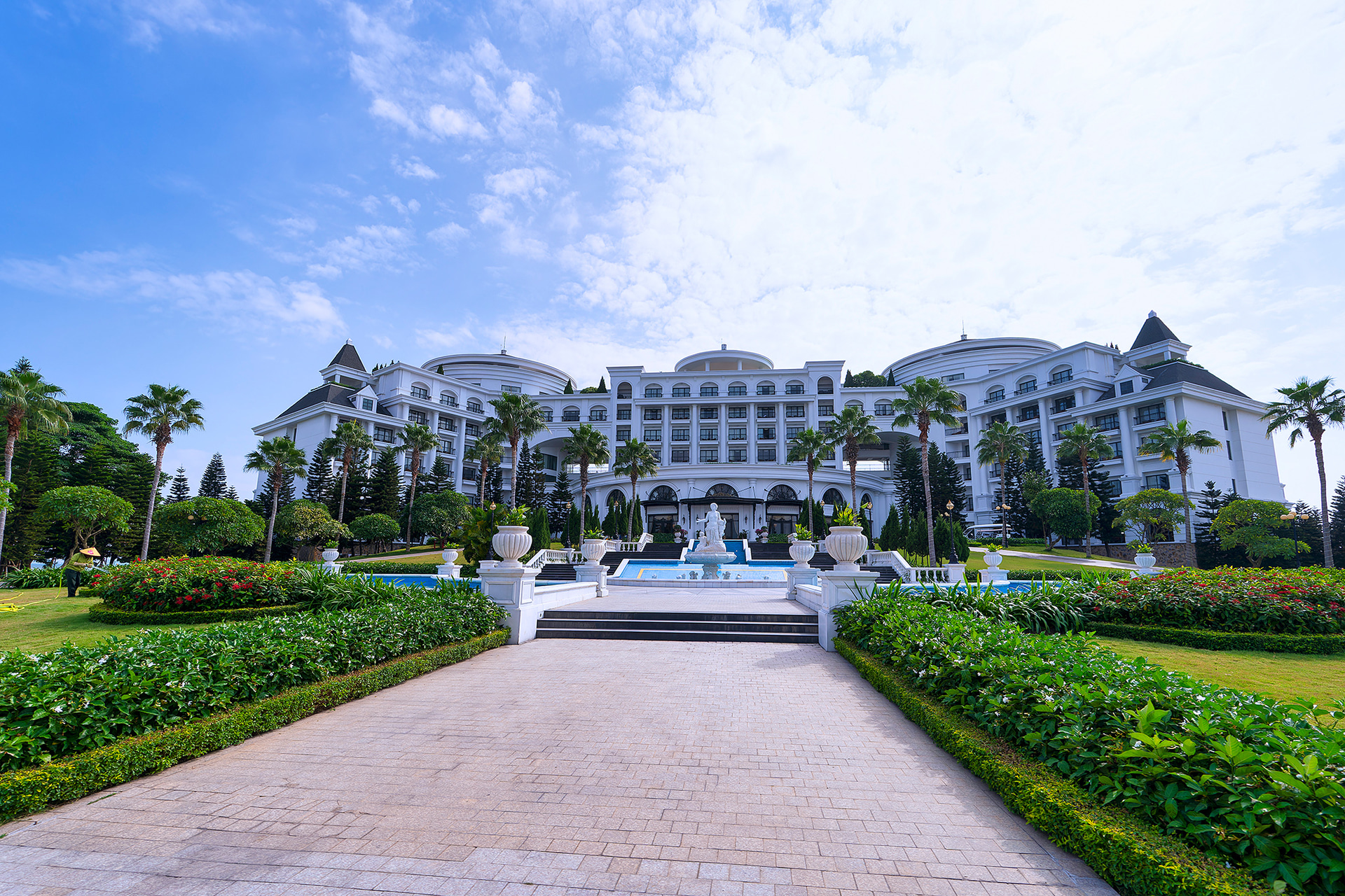 まるで宮殿のような外観。いや、外観だけでなく、ホテルのなかへ一歩踏み込めばまるで宮殿のような空間が広がっている