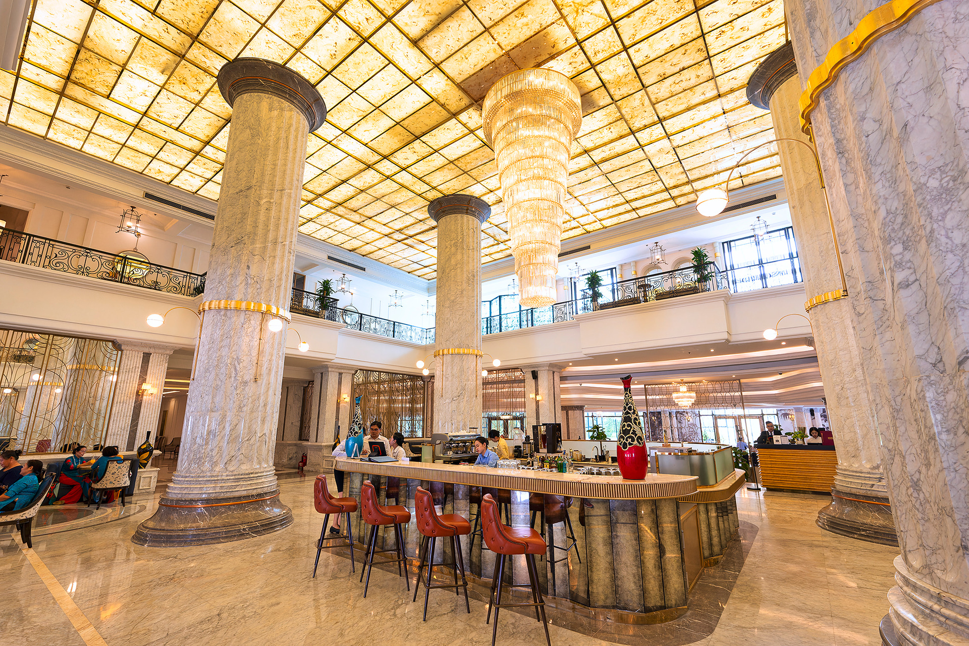 まるで宮殿のような外観。いや、外観だけでなく、ホテルのなかへ一歩踏み込めばまるで宮殿のような空間が広がっている