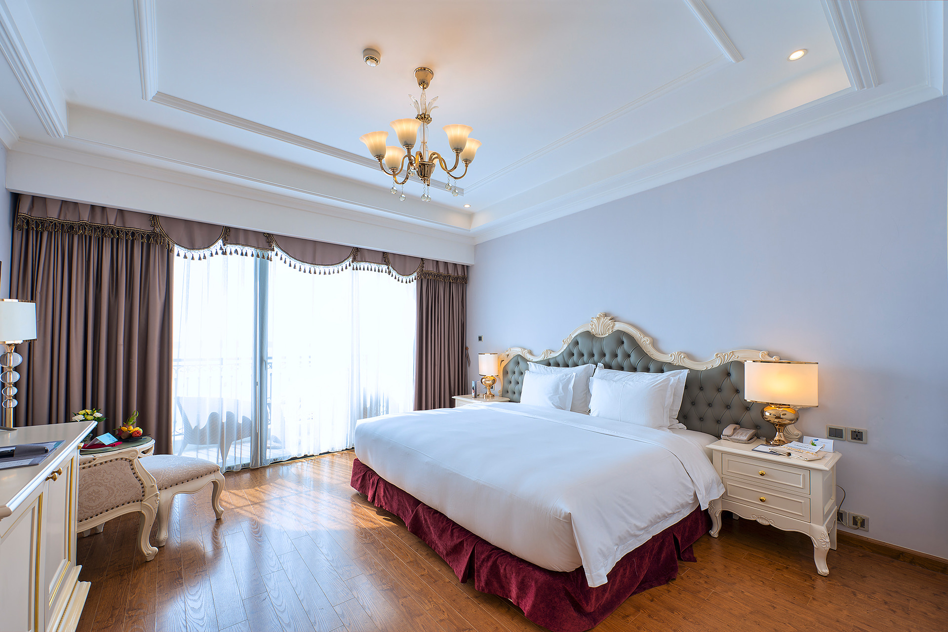 デラックス キングベッドの部屋。バスルームからの小窓がマリンチックでいい感じ