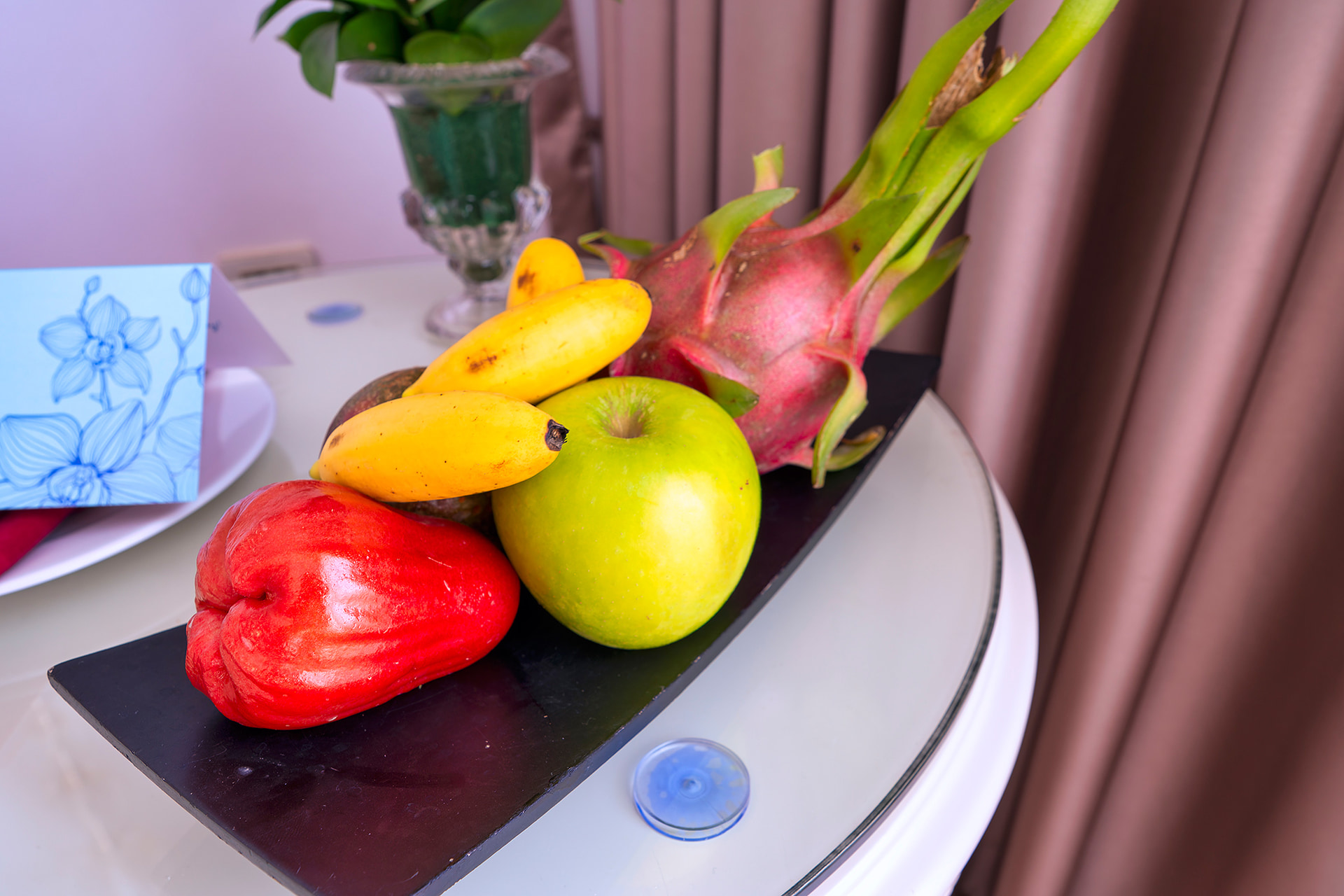 デラックス キングベッドの部屋。バスルームからの小窓がマリンチックでいい感じ