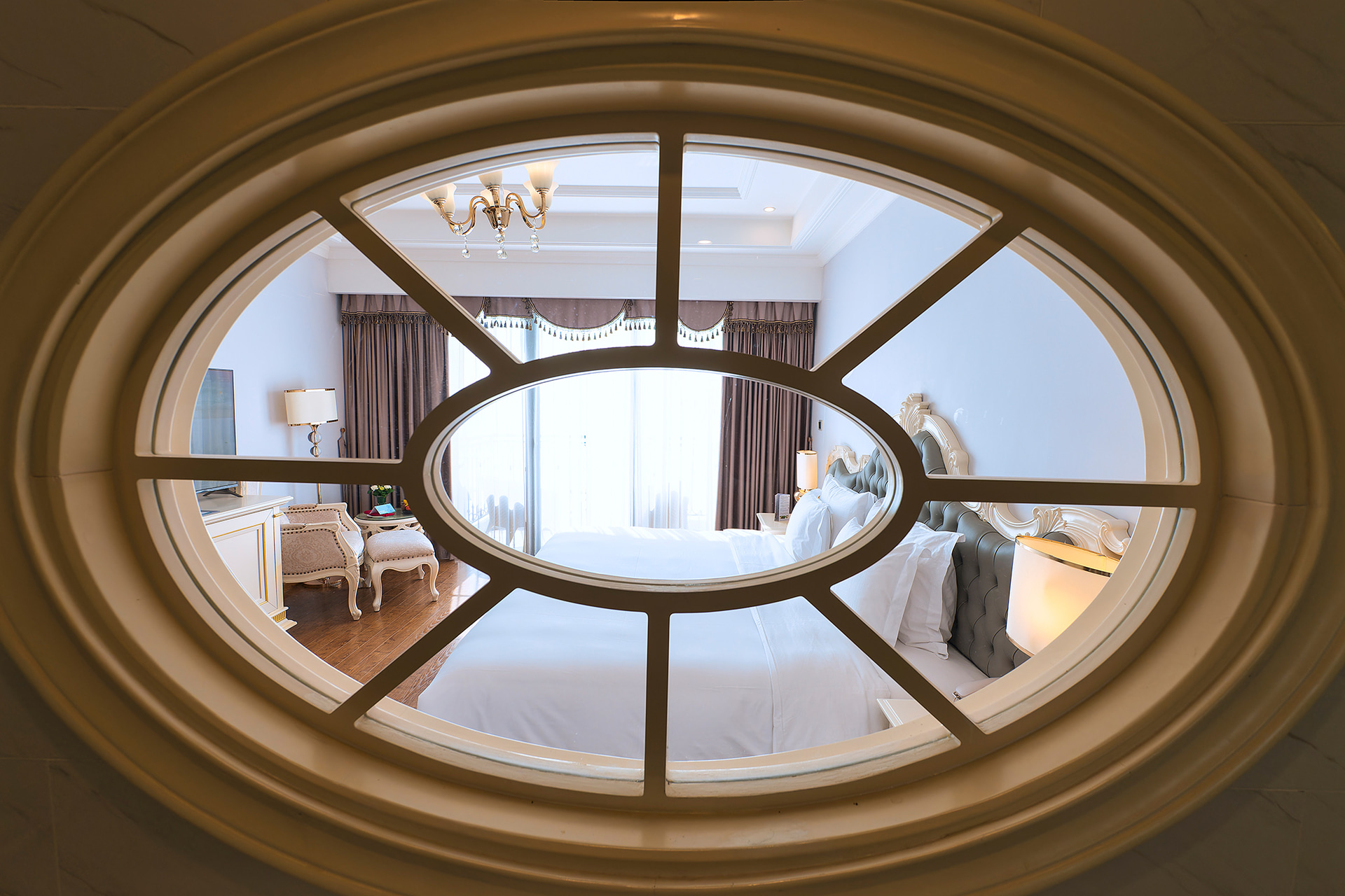 デラックス キングベッドの部屋。バスルームからの小窓がマリンチックでいい感じ