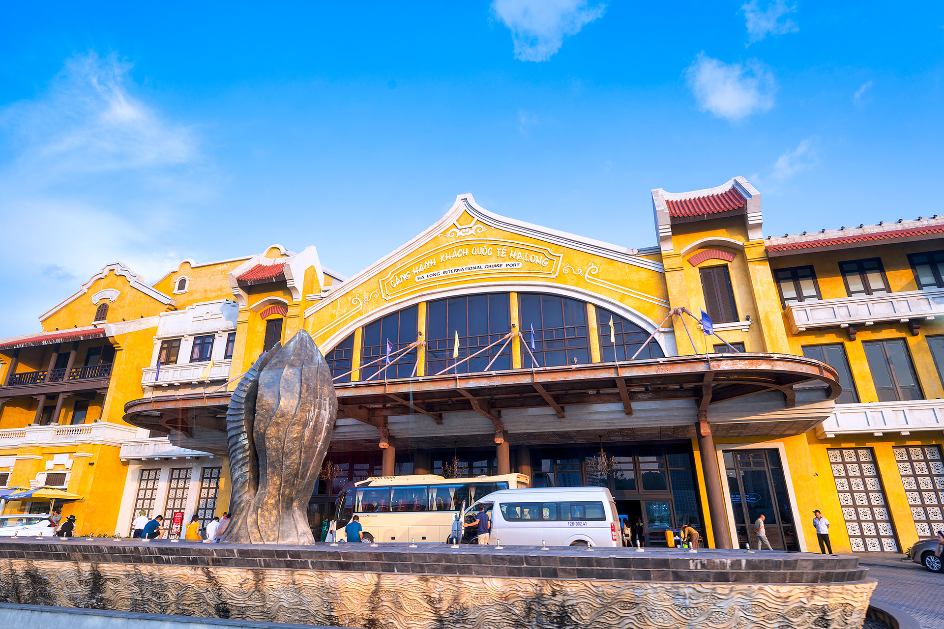 ハロン国際クルーズ港の建物。外観も内観も冒険心をくすぐるデザインとなっている