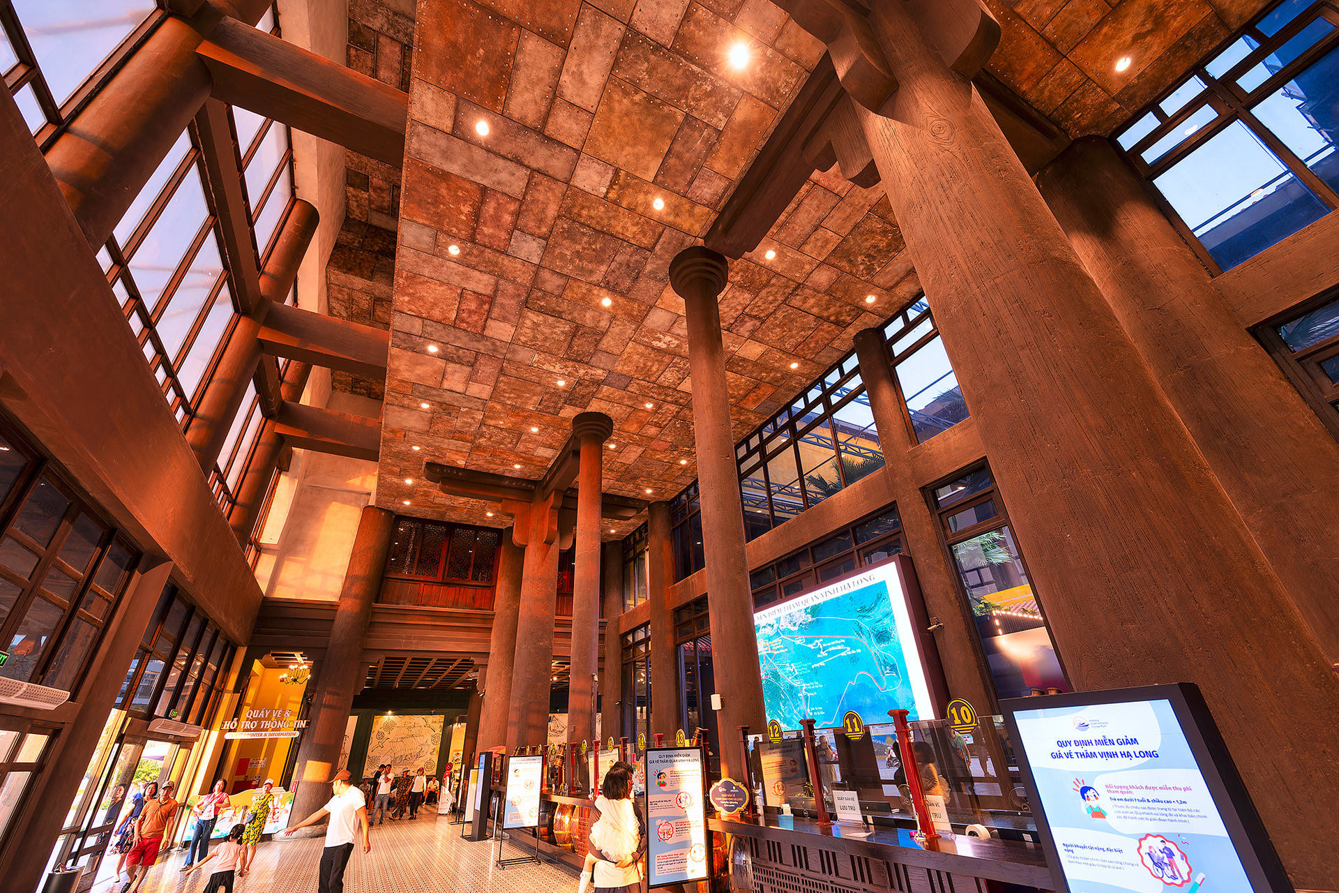 ハロン国際クルーズ港の建物。外観も内観も冒険心をくすぐるデザインとなっている