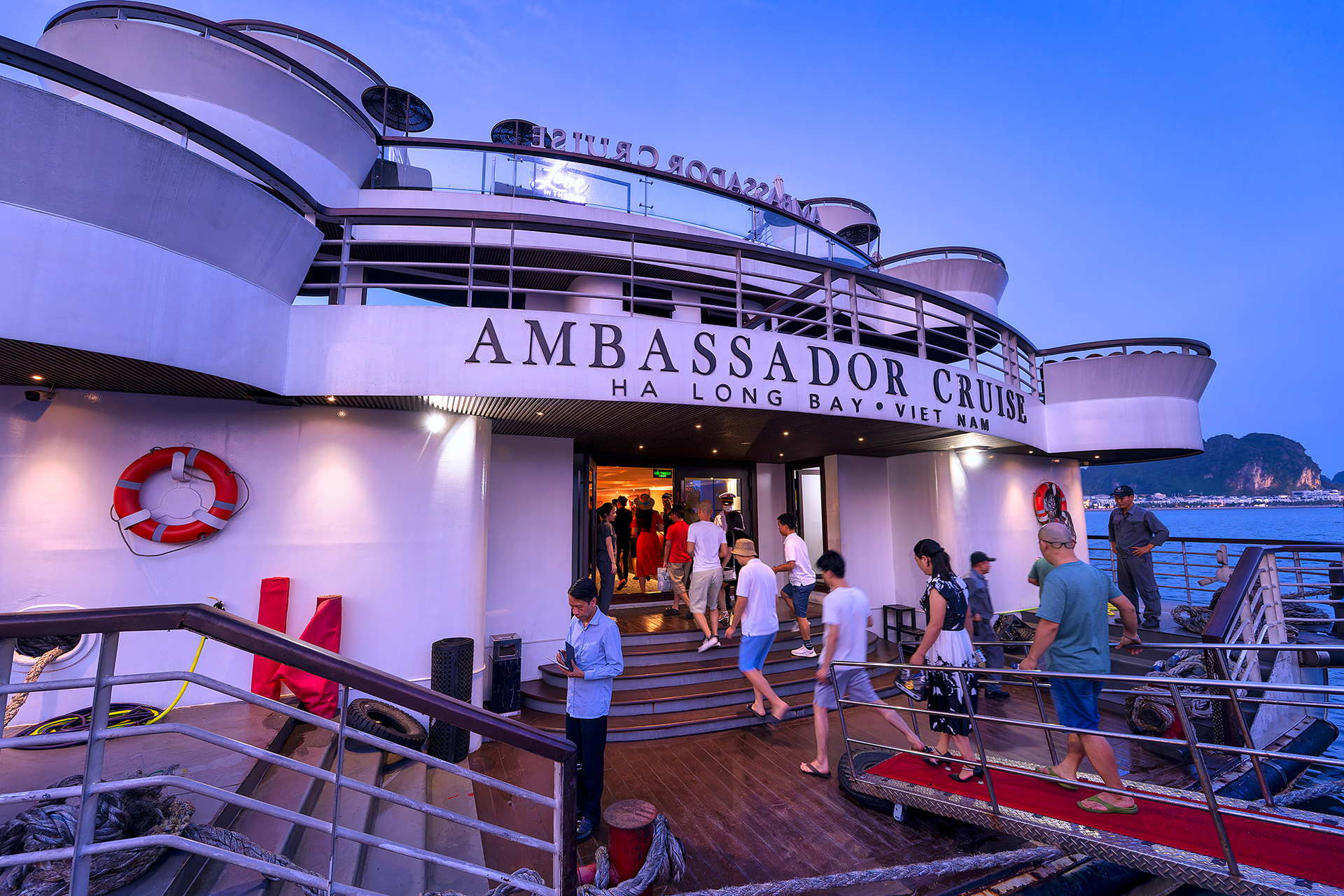 乗船するのはアンバサダー ディナークルーズ
