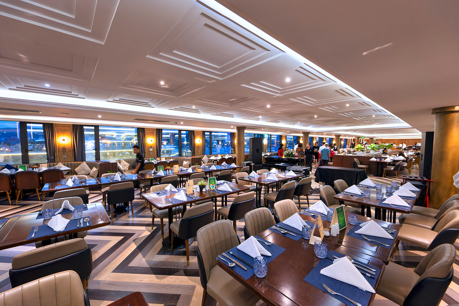 こちらは4階のディナー会場。内観だけでも高級レストランの風格がある