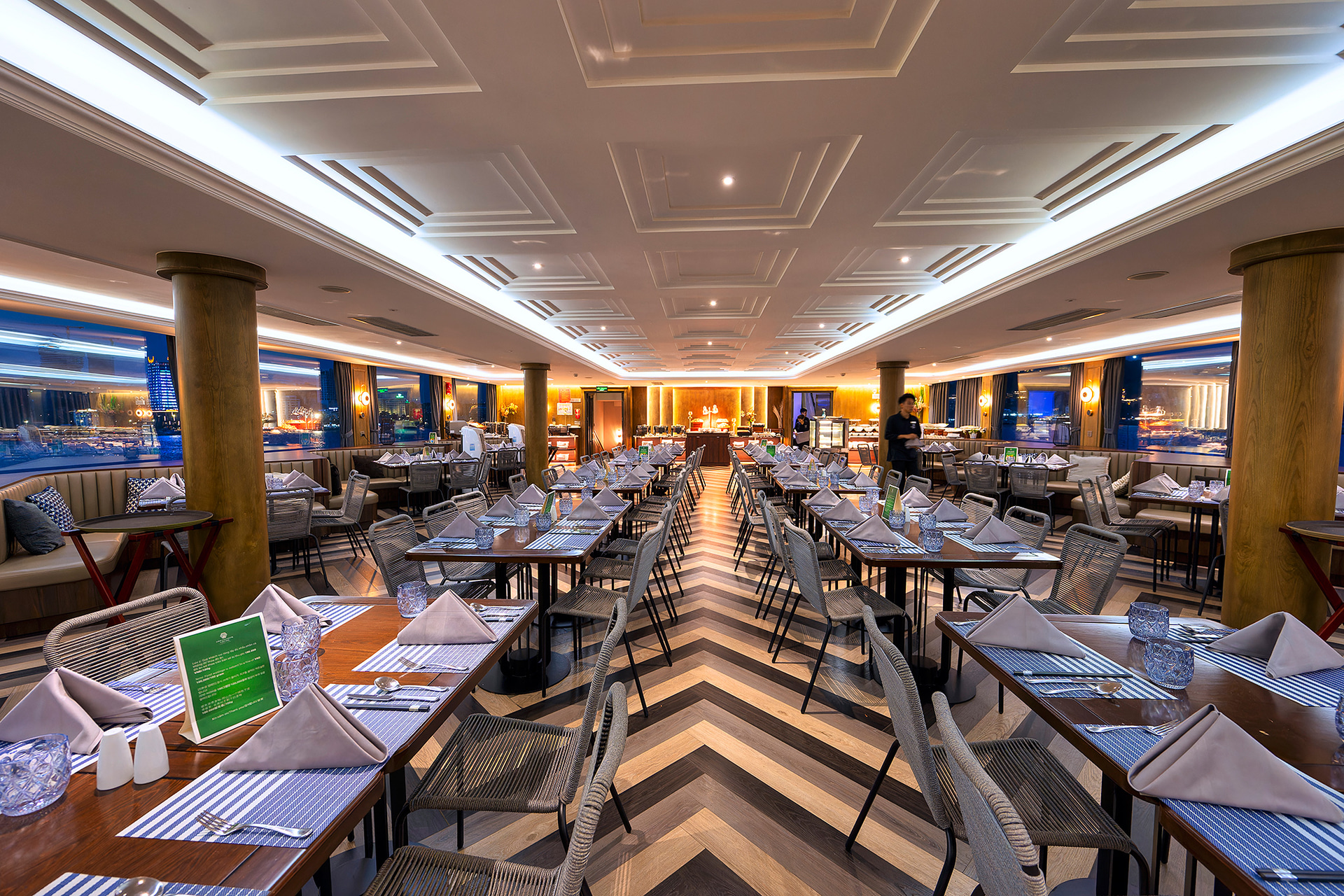 こちらは4階のディナー会場。内観だけでも高級レストランの風格がある