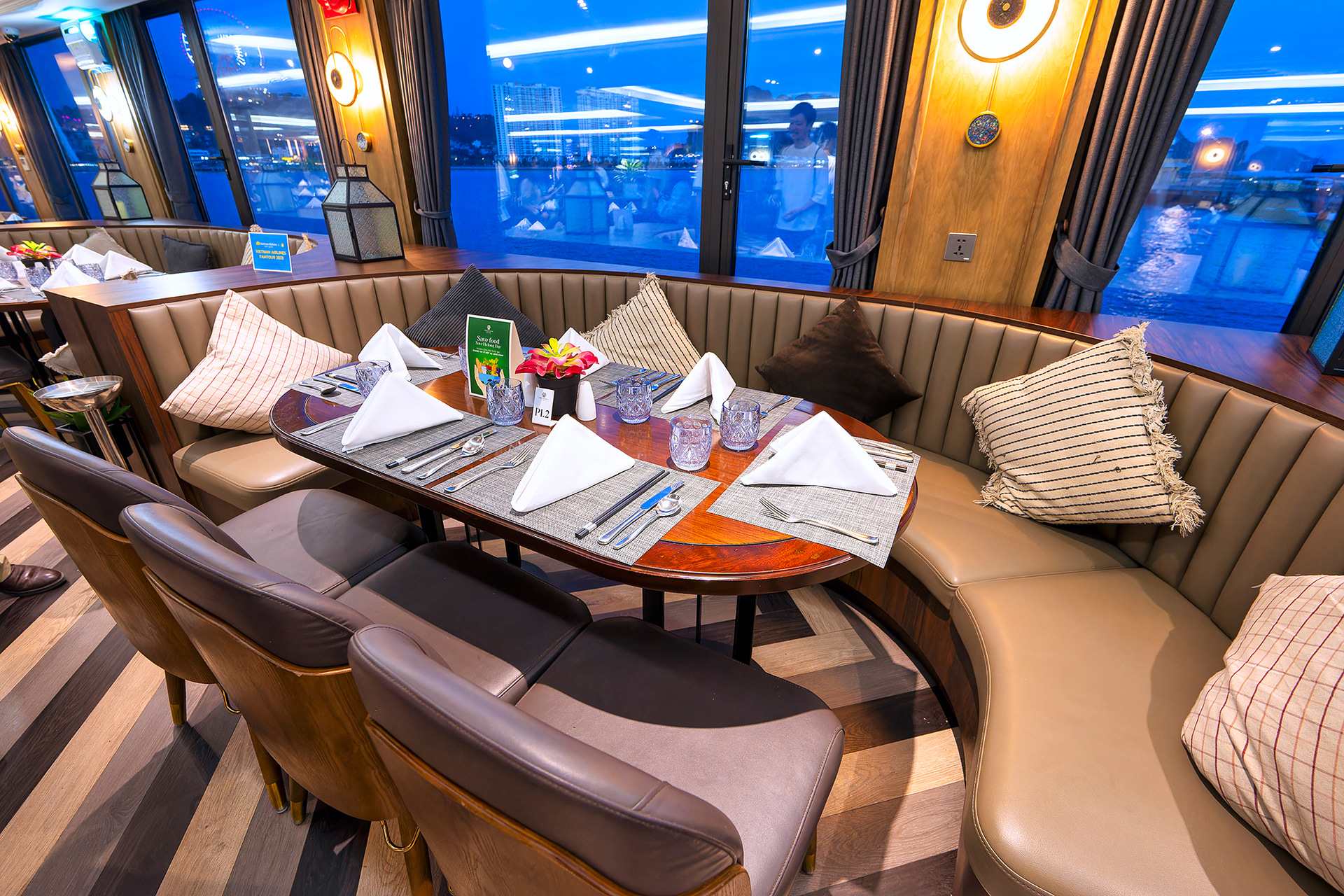 FAMツアー用に用意された席は3階。出港までに時間があるので船内を案内してもらった