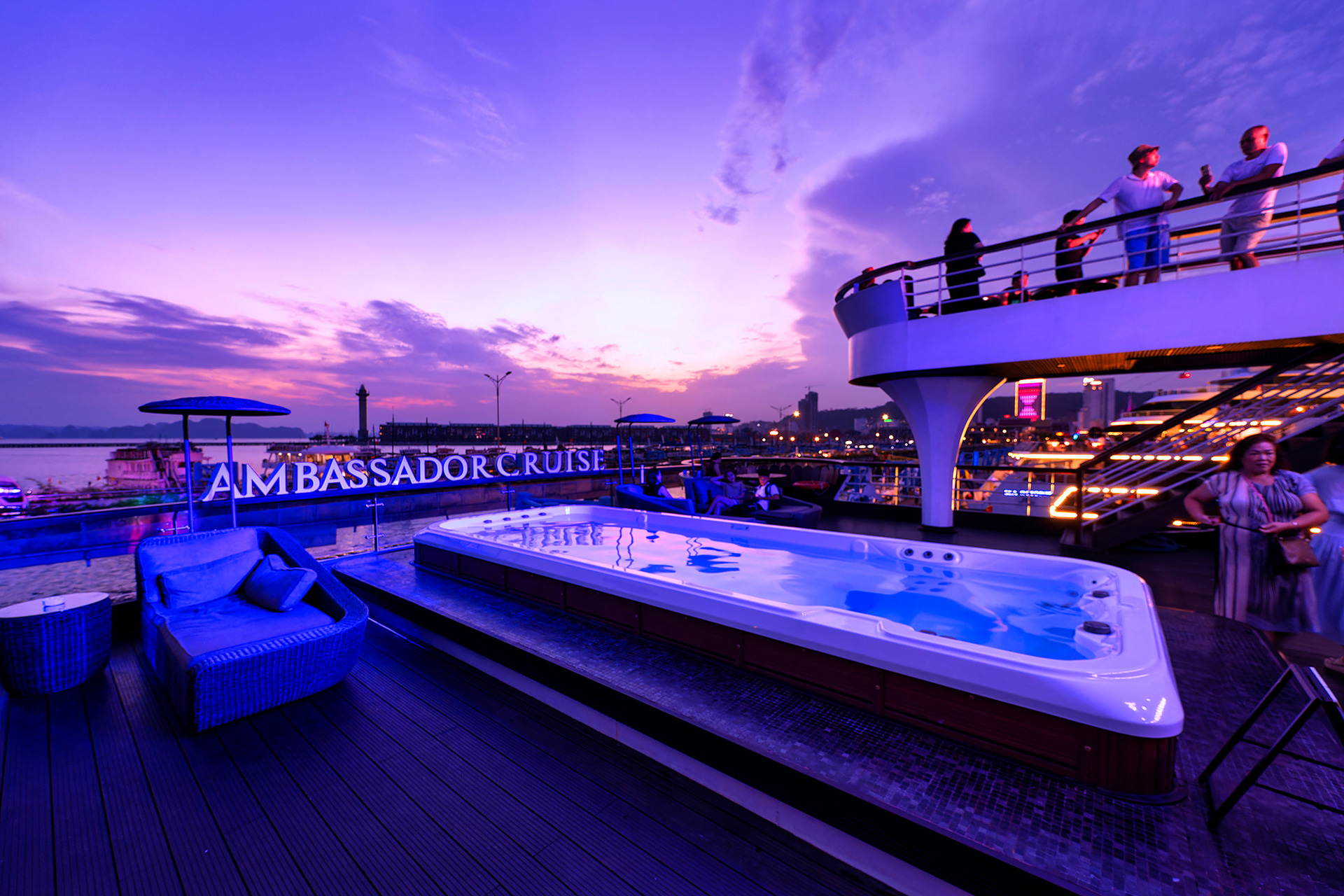 出港前の薄暮での雰囲気が最高にいい