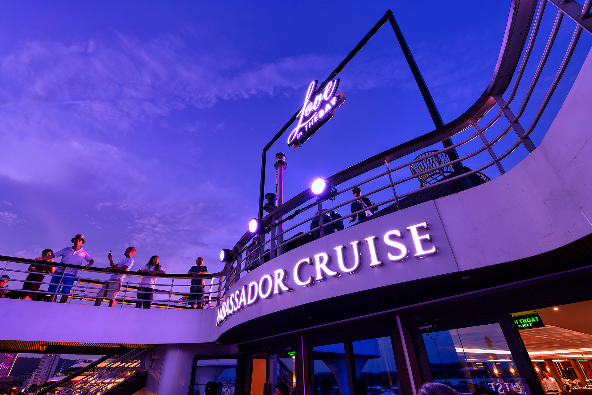 出港前の薄暮での雰囲気が最高にいい