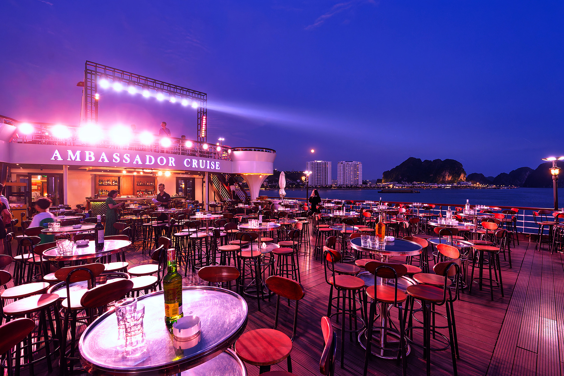 4階のデッキはバーになっていてステージでのエンターテイメントも楽しめる