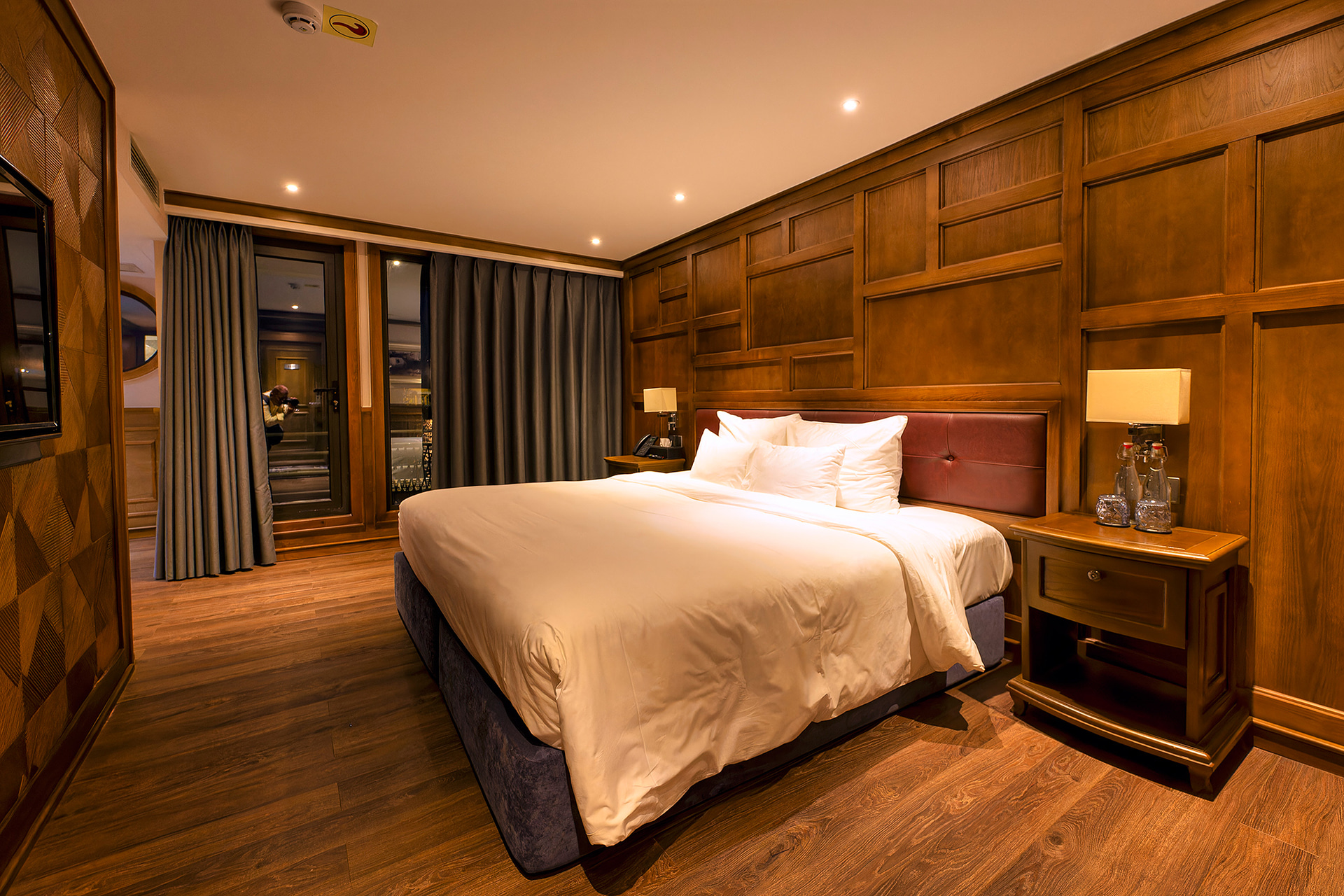 2階部分は個室が並ぶ。ディナークルーズだけでなく宿泊クルーズも人気だ