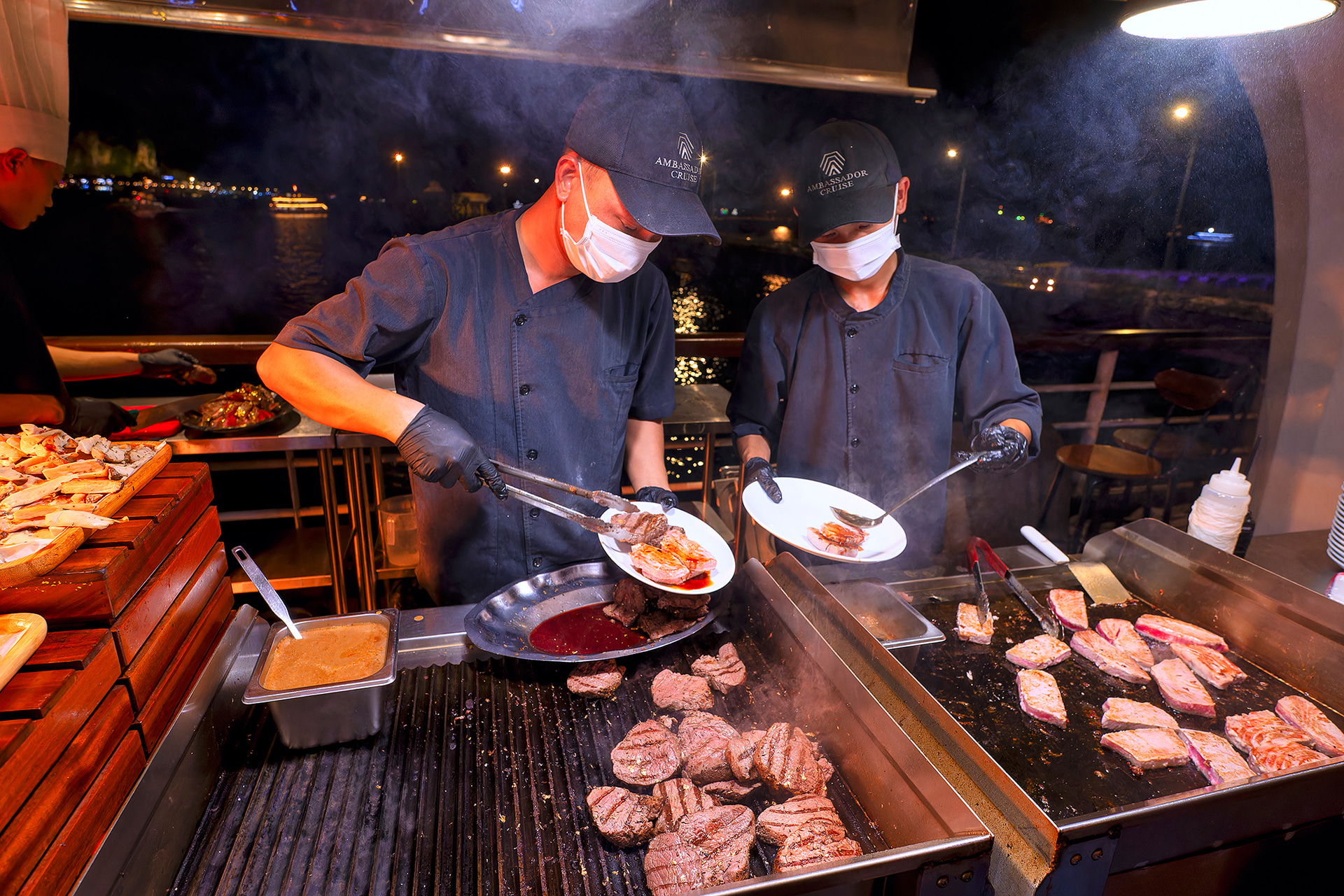 船内見学をしているうちに何やら美味しそうな煙の匂いがデッキに充満していた